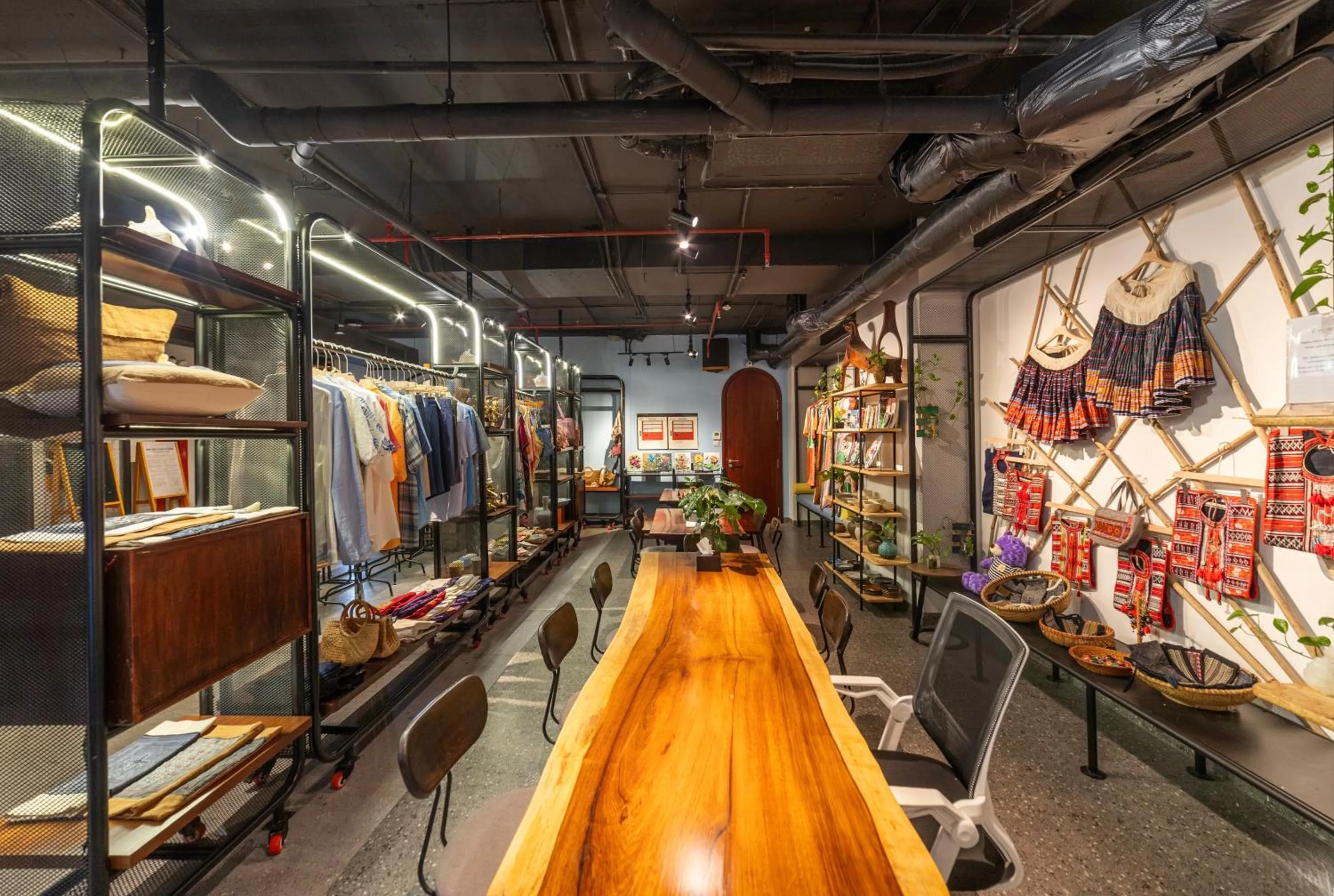 Shopping Area in Em Oi Boutique Hotel