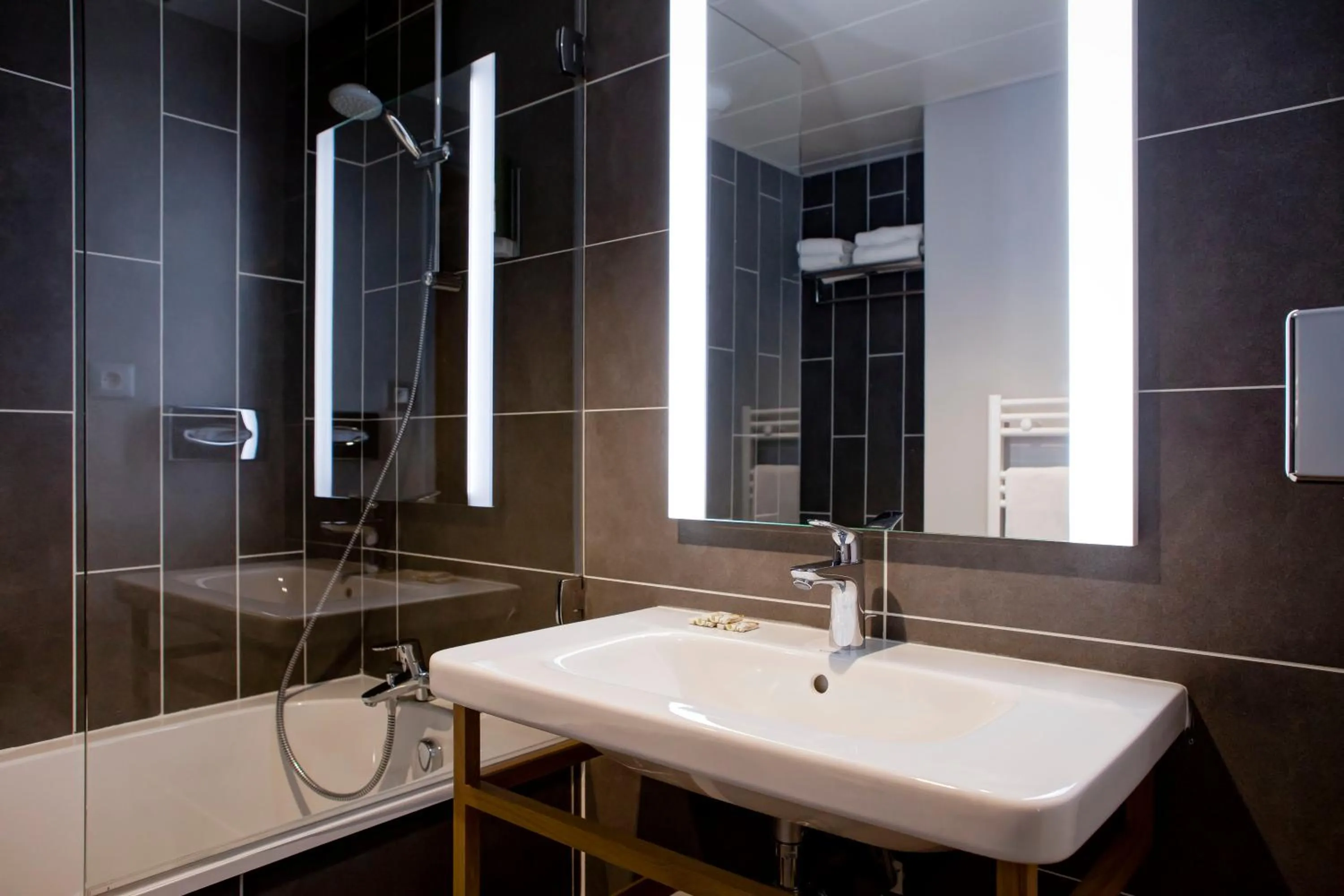 Bathroom in Hotel Des Remparts Perrache