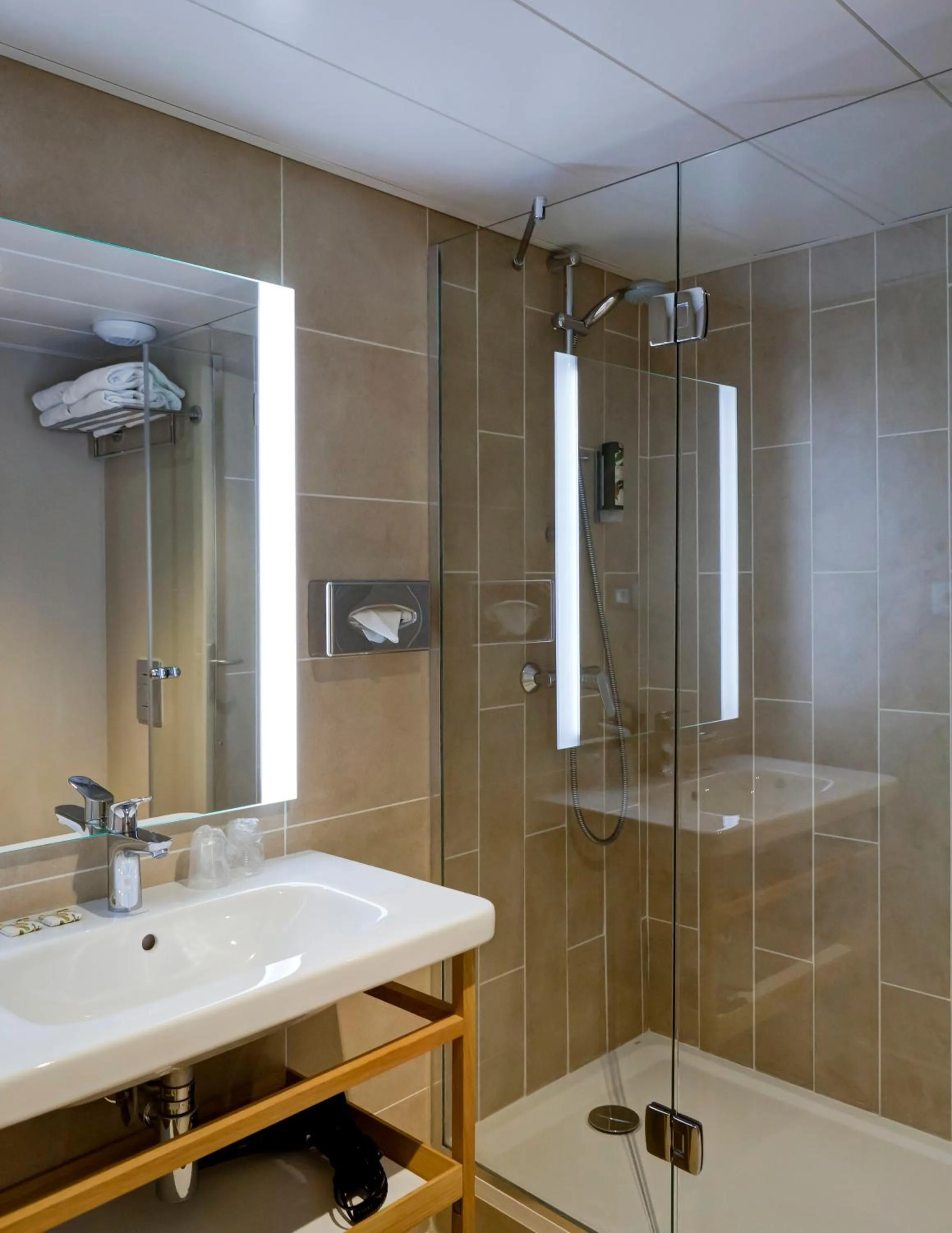 Bathroom in Hotel Des Remparts Perrache