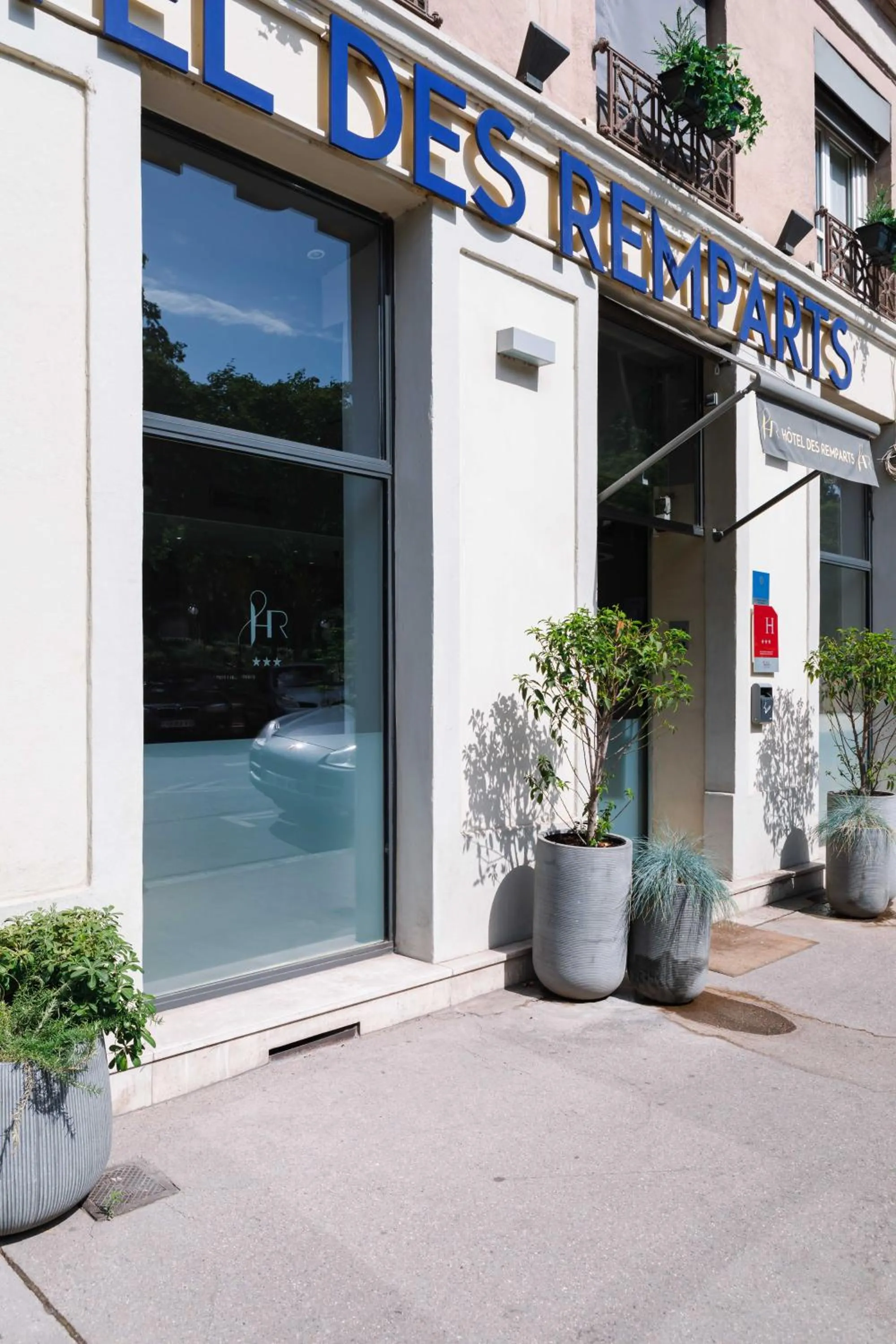 Facade/entrance in Hotel Des Remparts Perrache