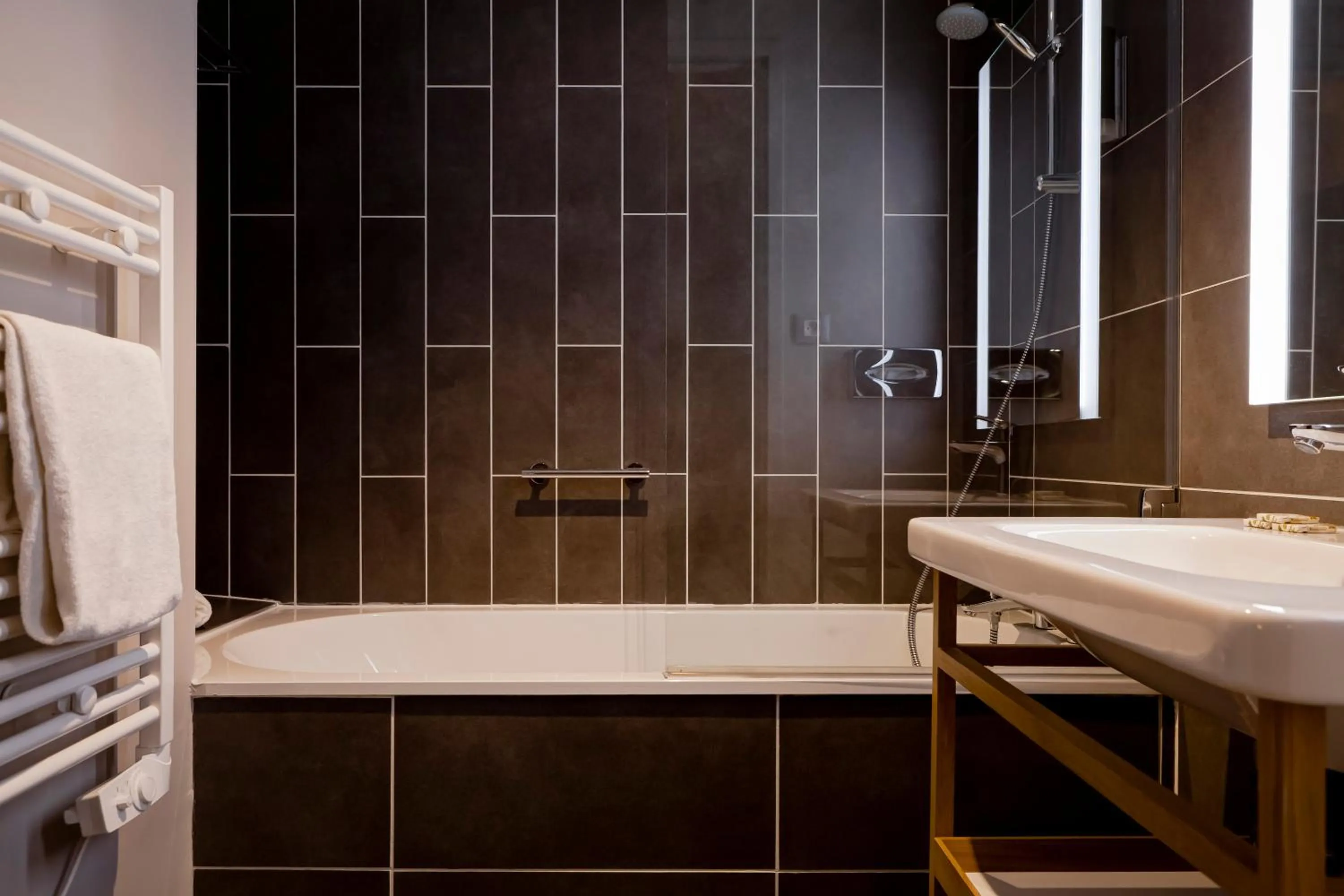 Bathroom in Hotel Des Remparts Perrache