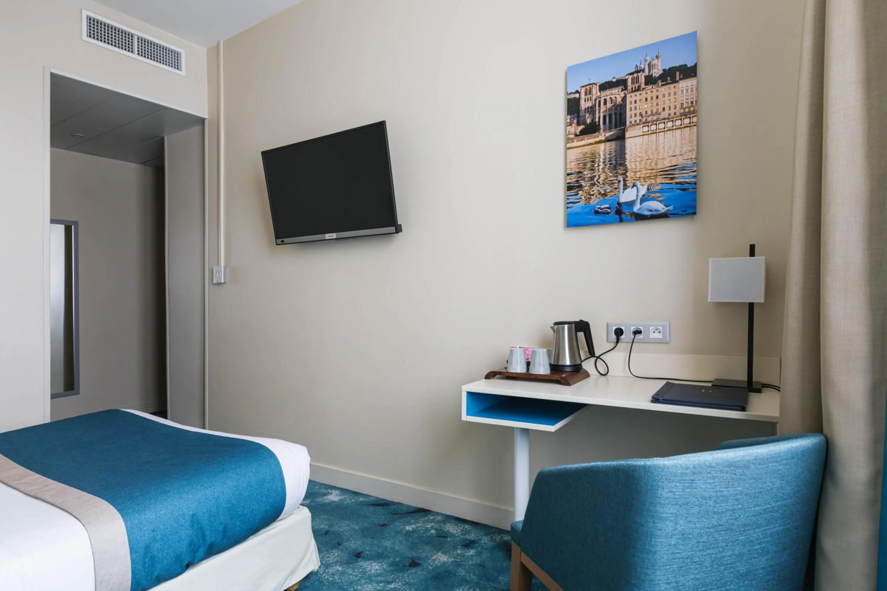 Bed in Hotel Des Remparts Perrache