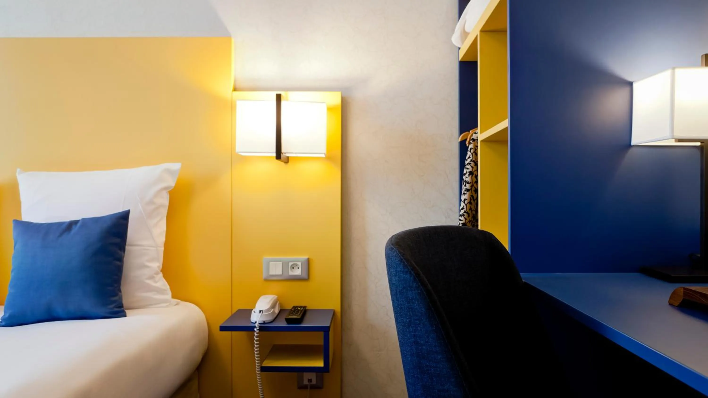 Decorative detail, Bed in Hotel Des Remparts Perrache