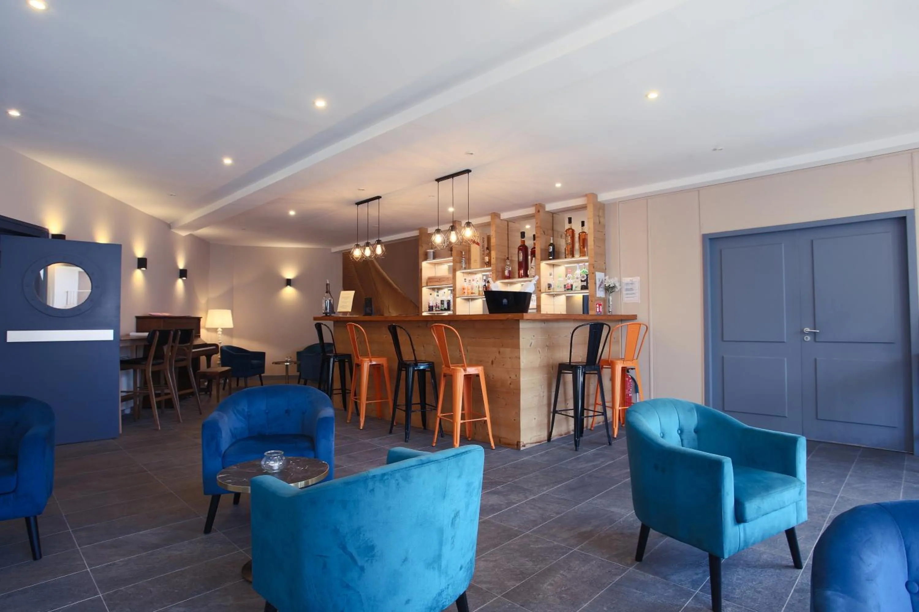 Lounge or bar in Hotel Brise de Mer - Piscine intérieure & extérieure