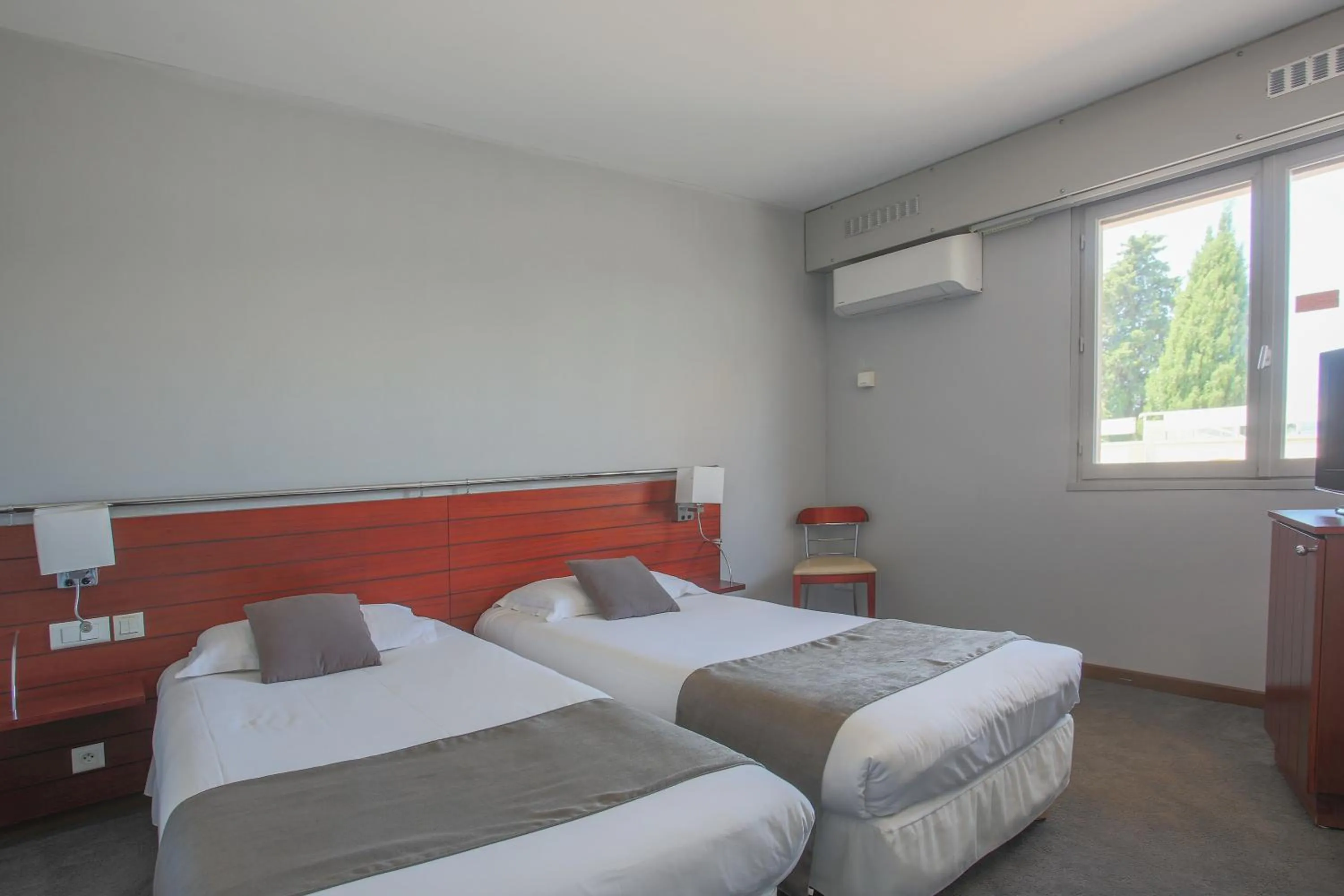 Bed in Hotel Brise de Mer - Piscine intérieure & extérieure