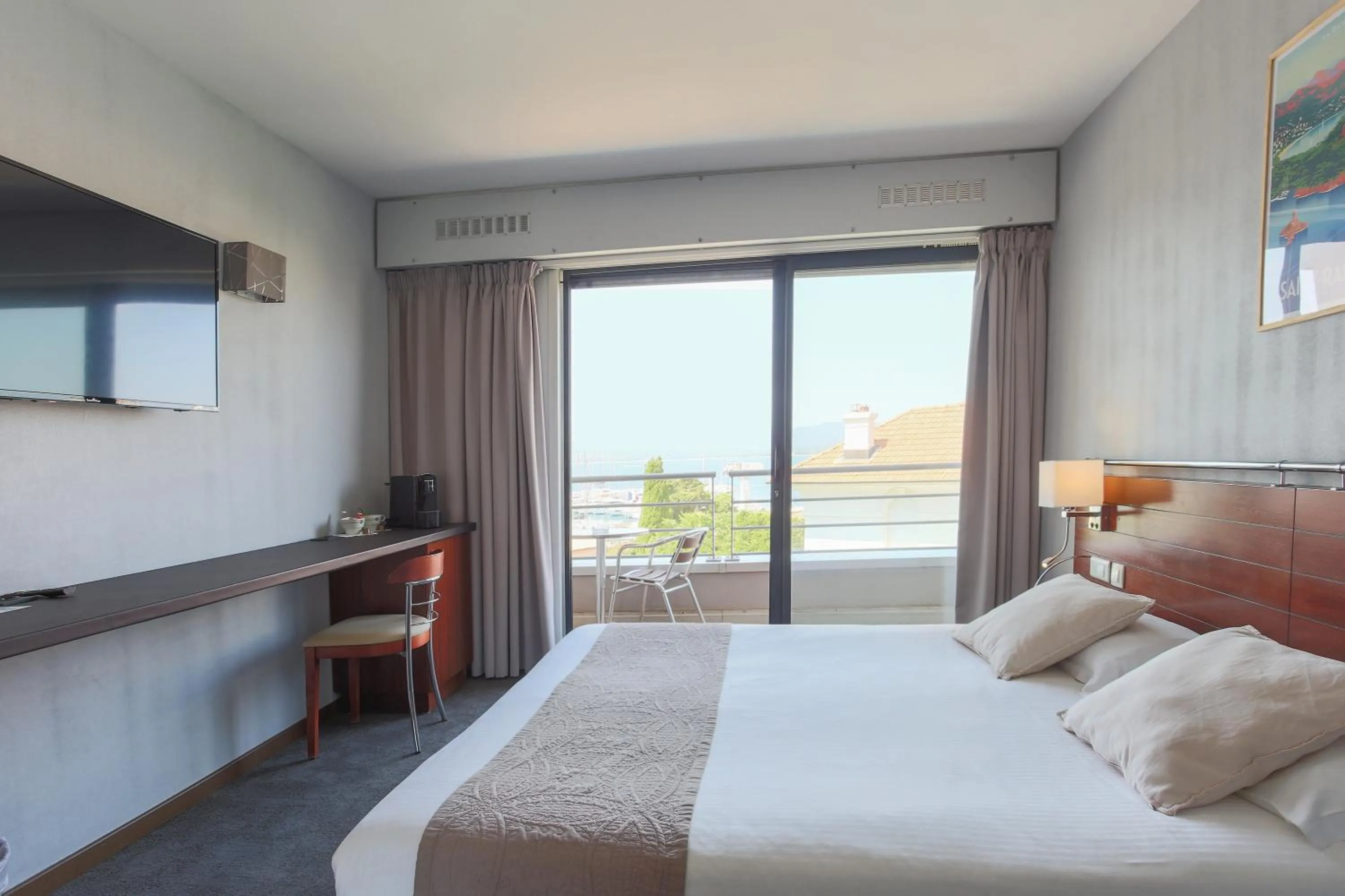 Bed in Hotel Brise de Mer - Piscine intérieure & extérieure