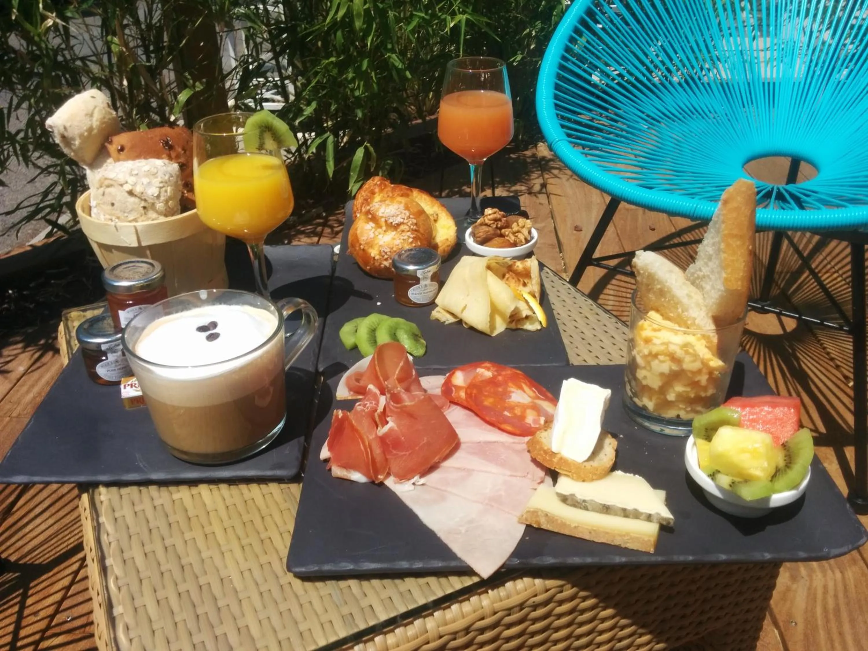 Dining area in Hotel Brise de Mer - Piscine intérieure & extérieure