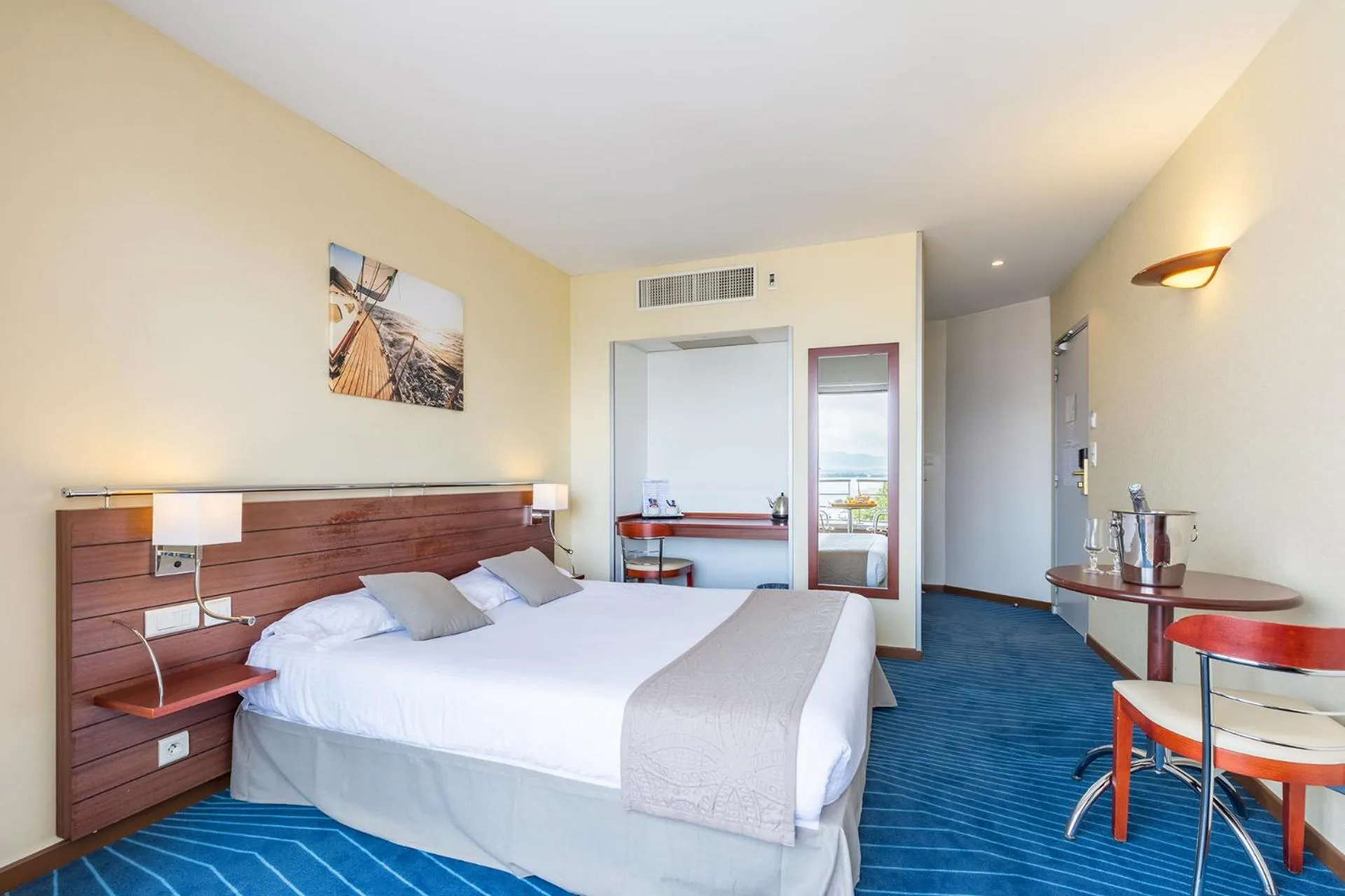 Bed in Hotel Brise de Mer - Piscine intérieure & extérieure