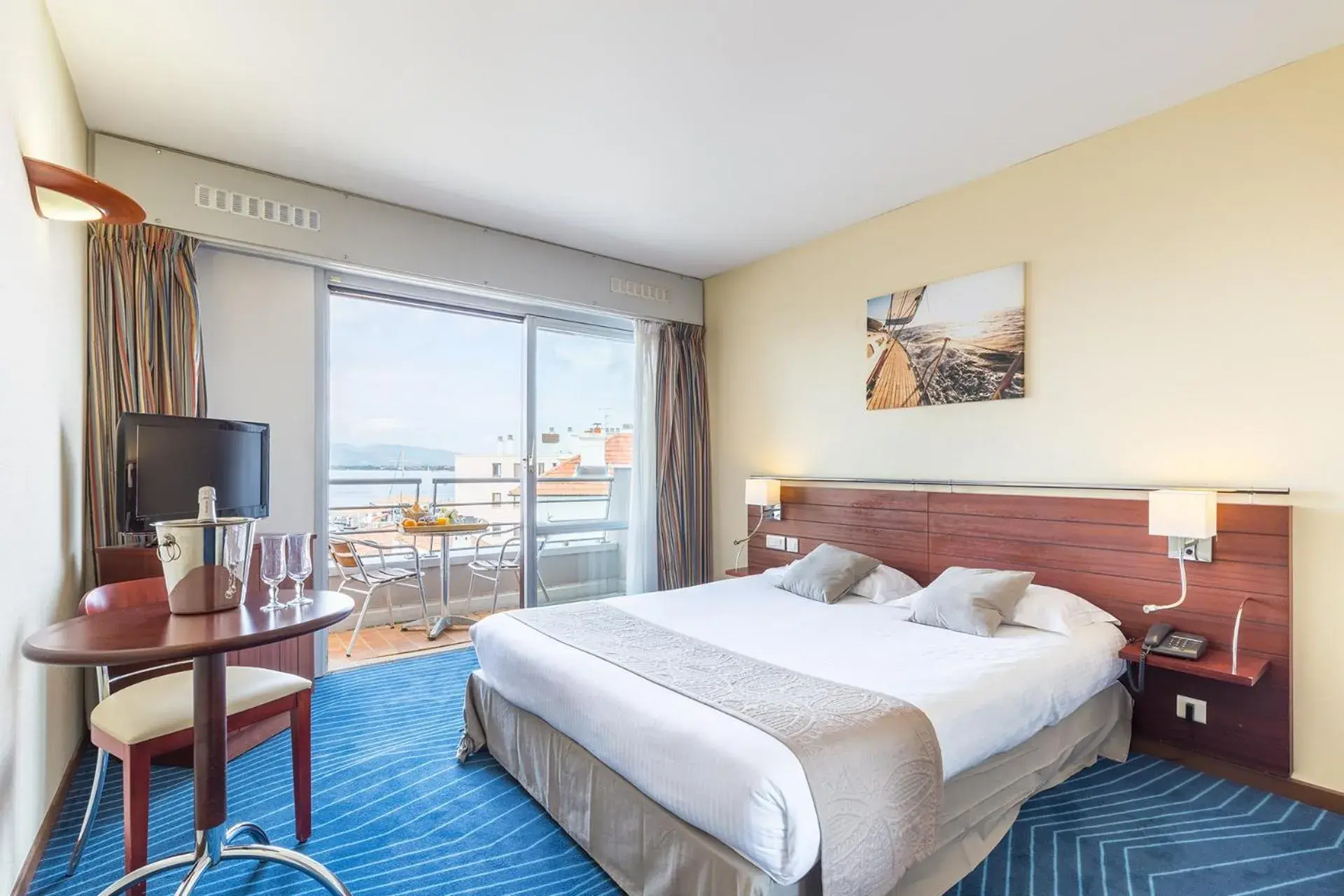 Privilege Double or Twin Room with Sea View and Swimming pool Access with Balcony or Terrace in Hotel Brise de Mer - Piscine intérieure & extérieure Privilege Double or Twin Room with Sea View and Swimming pool Access with Balcony or Terrace in Hotel Brise de Mer - Piscine intérieure & extérieure