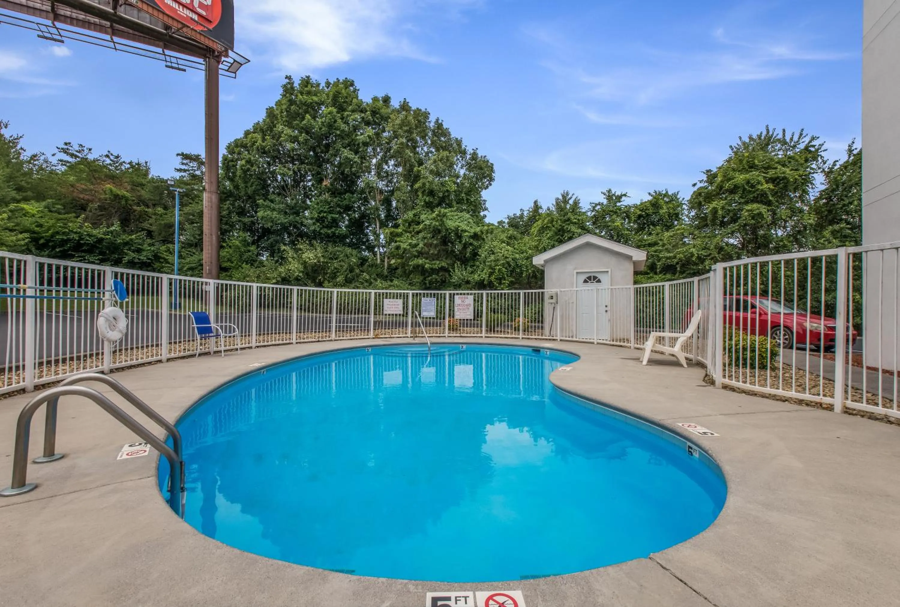 Swimming pool in Americas Best Value Inn-Knoxville East