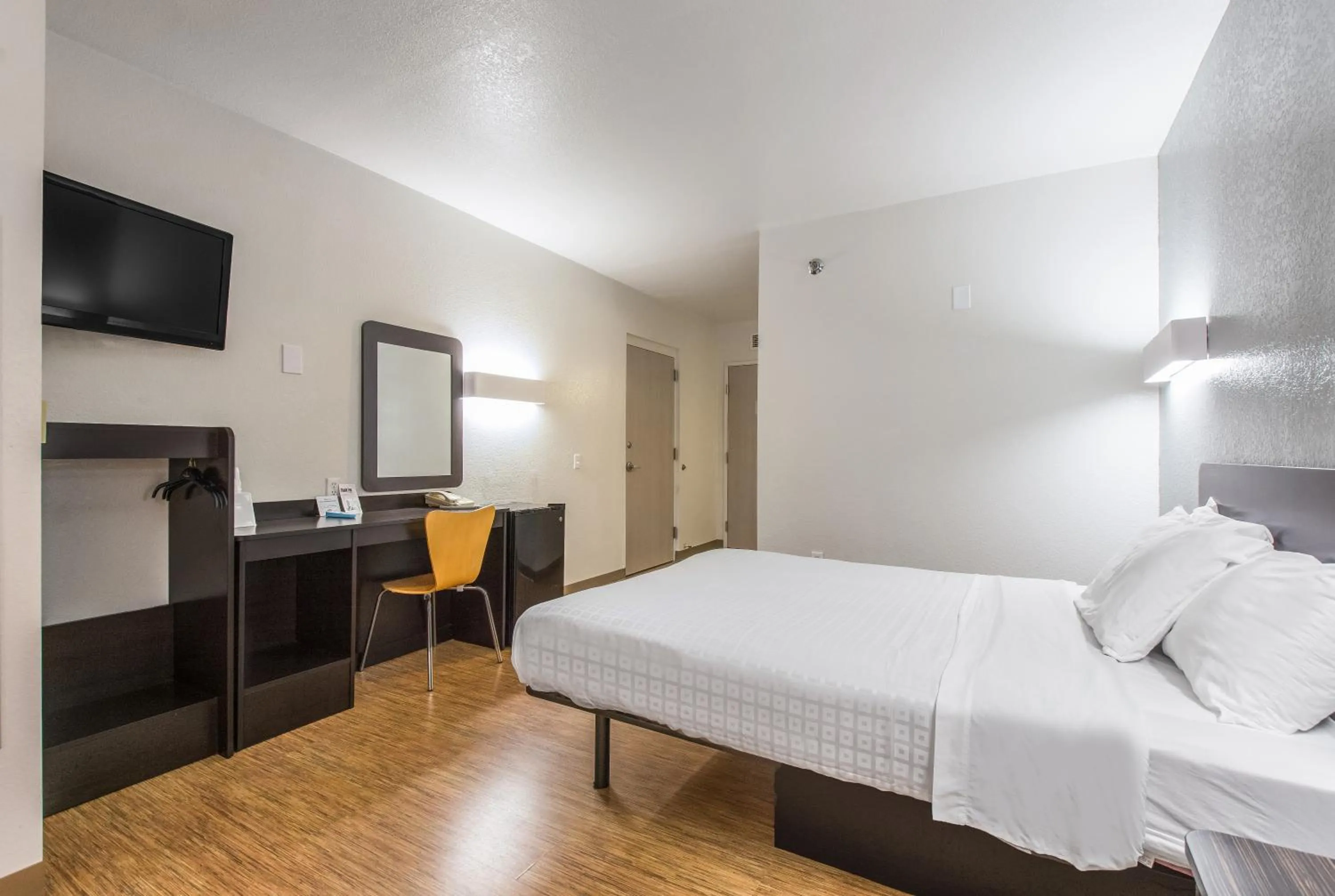 Bed in Americas Best Value Inn-Knoxville East