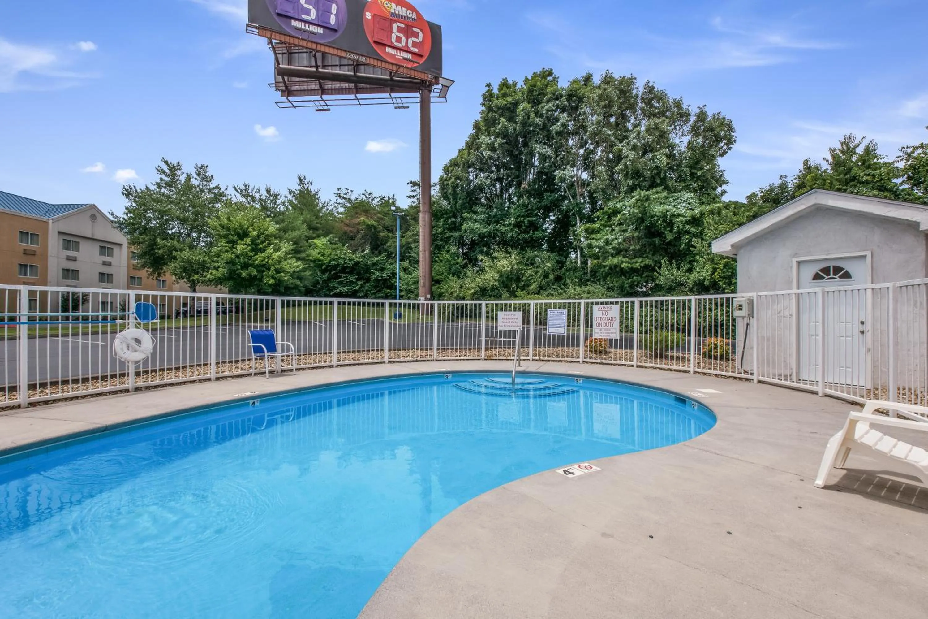 Swimming pool in Americas Best Value Inn-Knoxville East