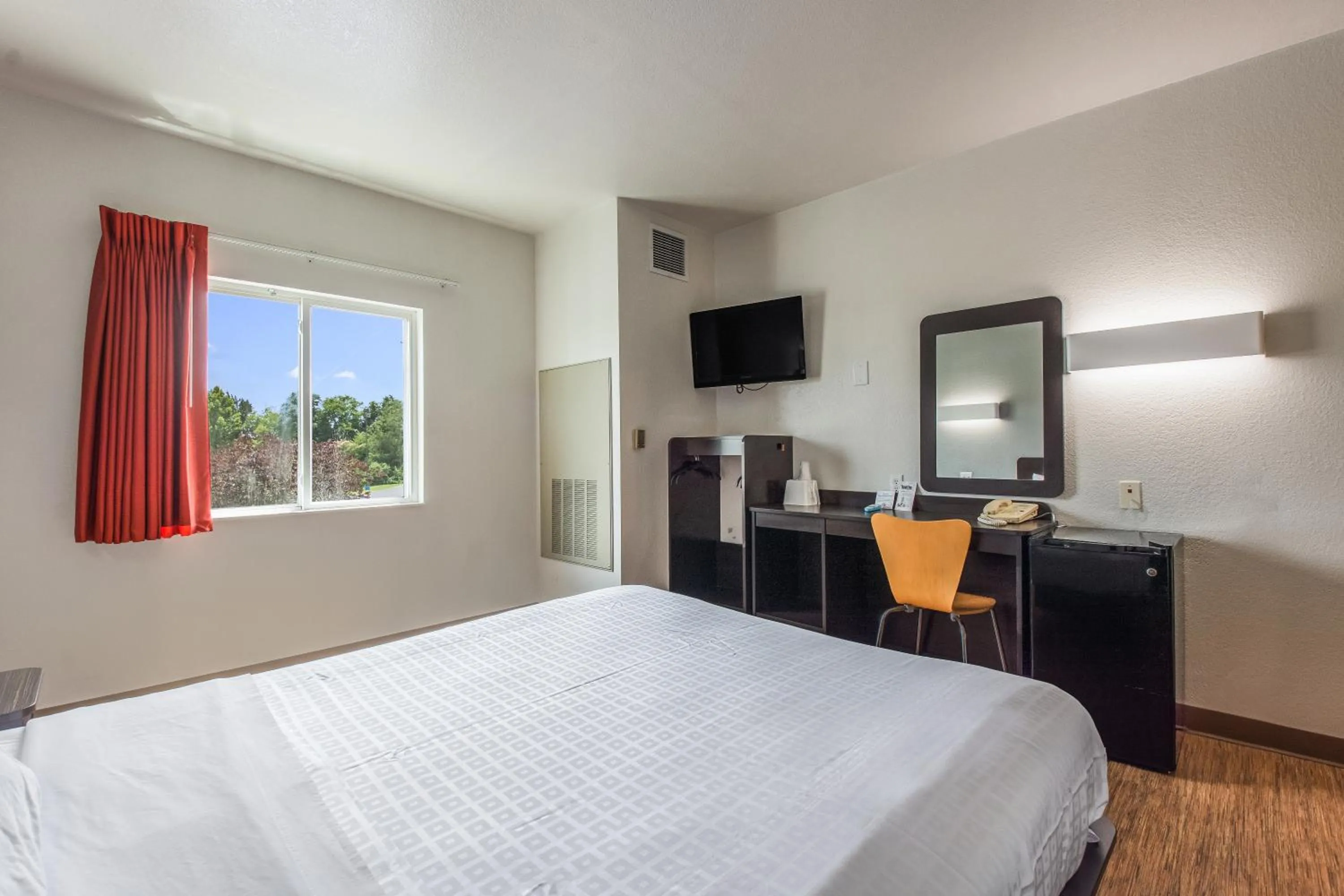 Bed in Americas Best Value Inn-Knoxville East