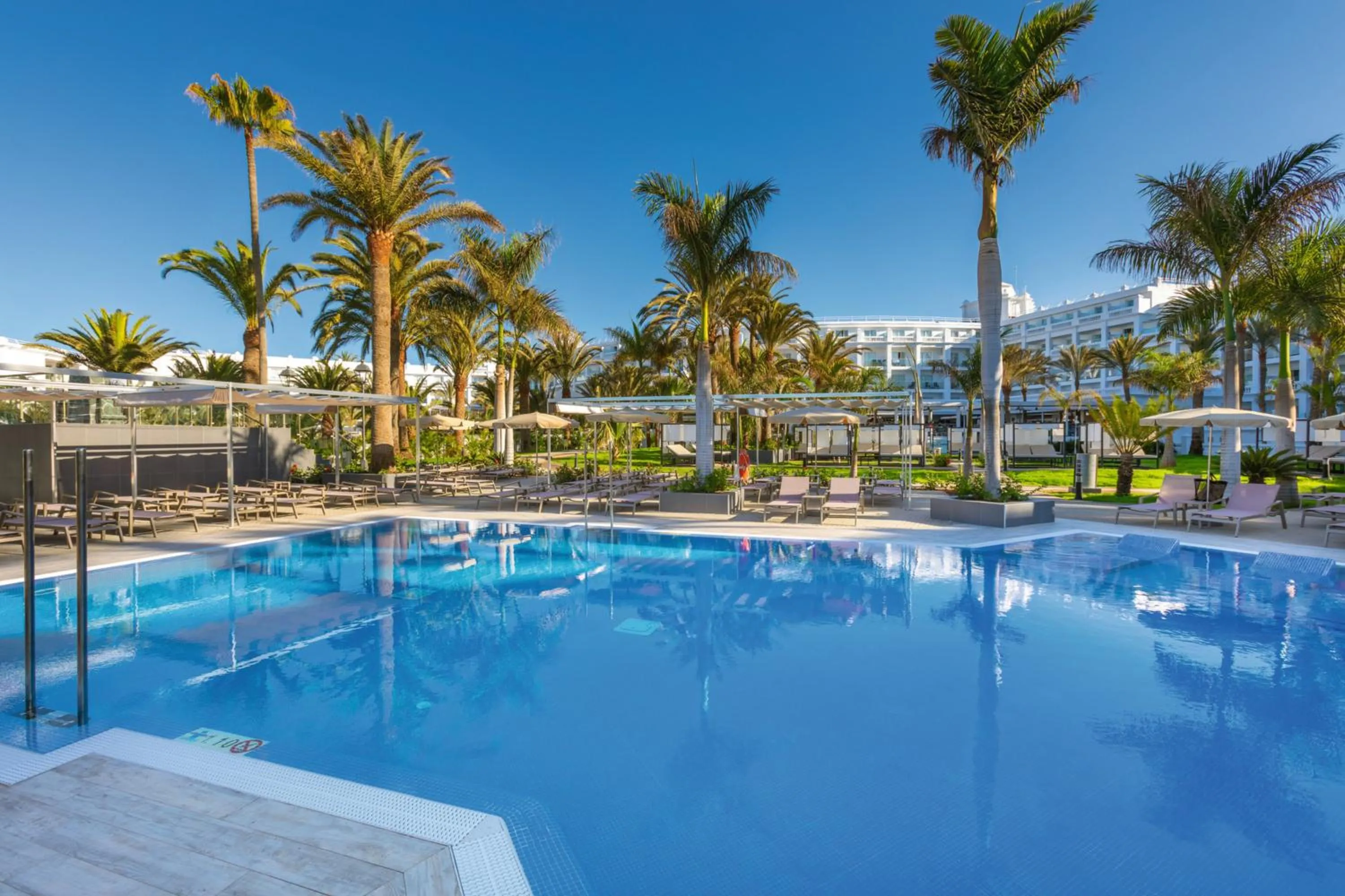 Swimming pool in Hotel Riu Palace Maspalomas - Adults Only