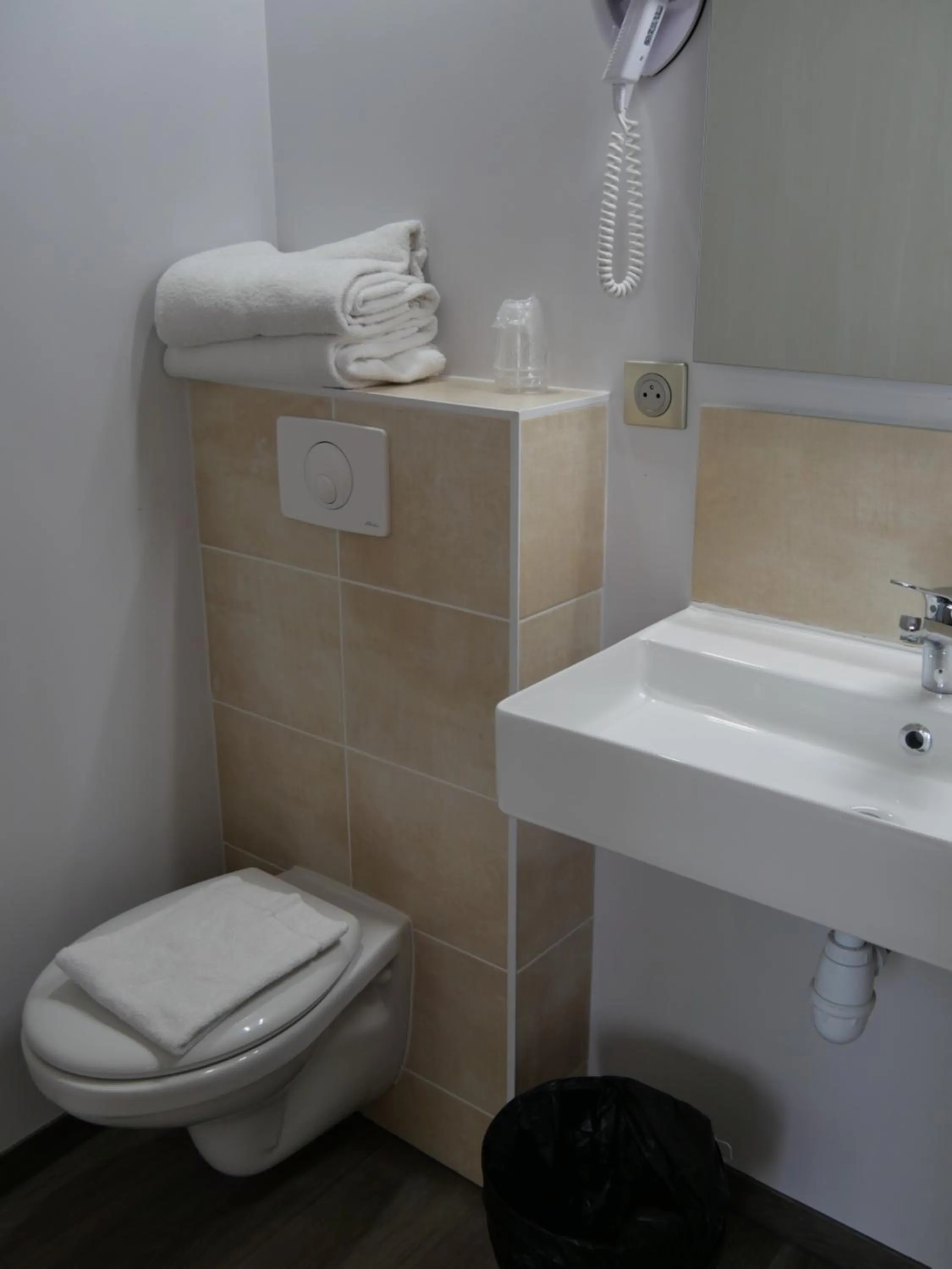 Bathroom in Cit'Hotel Escatel