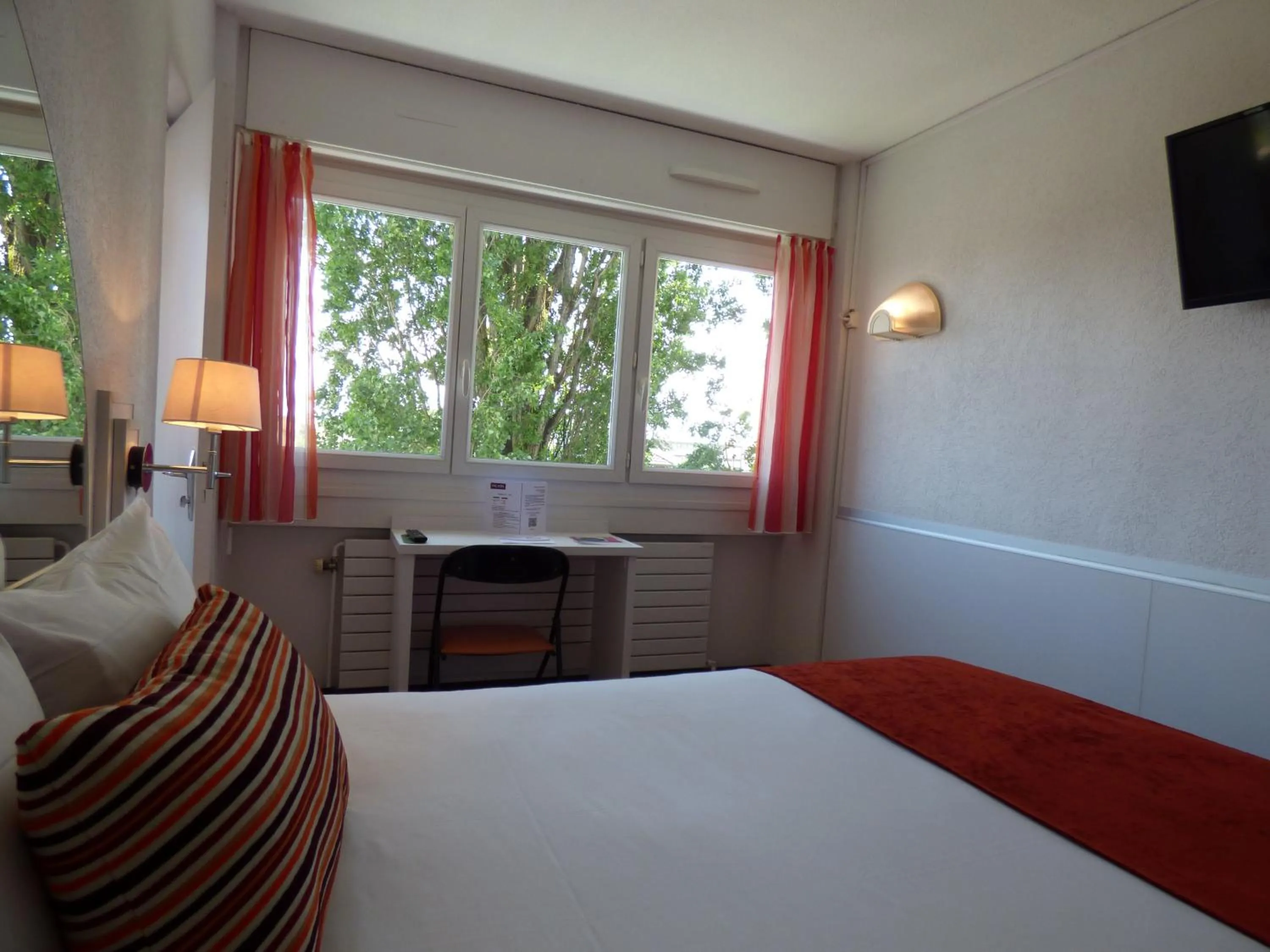 Photo of the whole room, Bed in Cit'Hotel Escatel