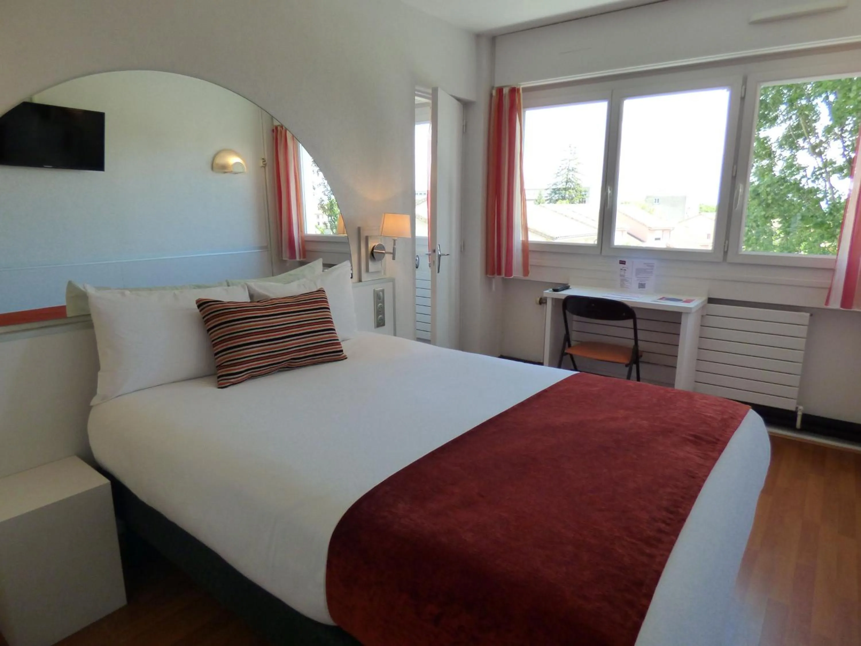 Bedroom, Bed in Cit'Hotel Escatel