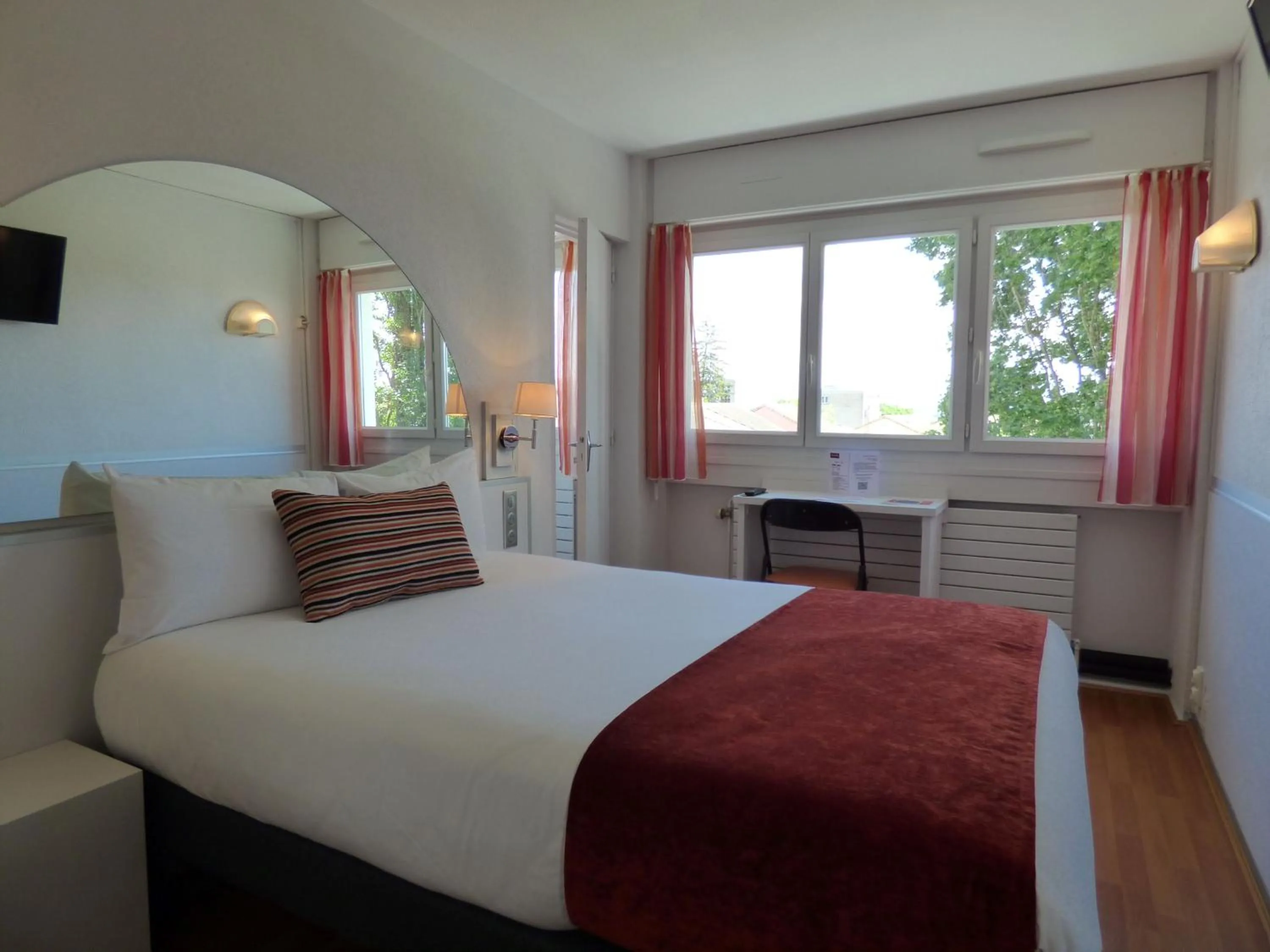 Bedroom, Bed in Cit'Hotel Escatel