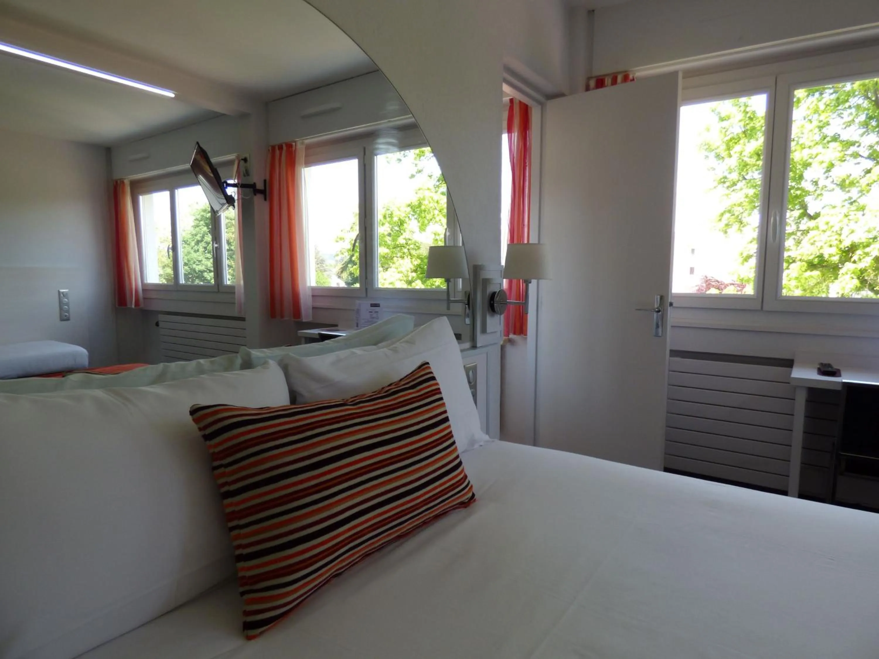 Bedroom, Bed in Cit'Hotel Escatel