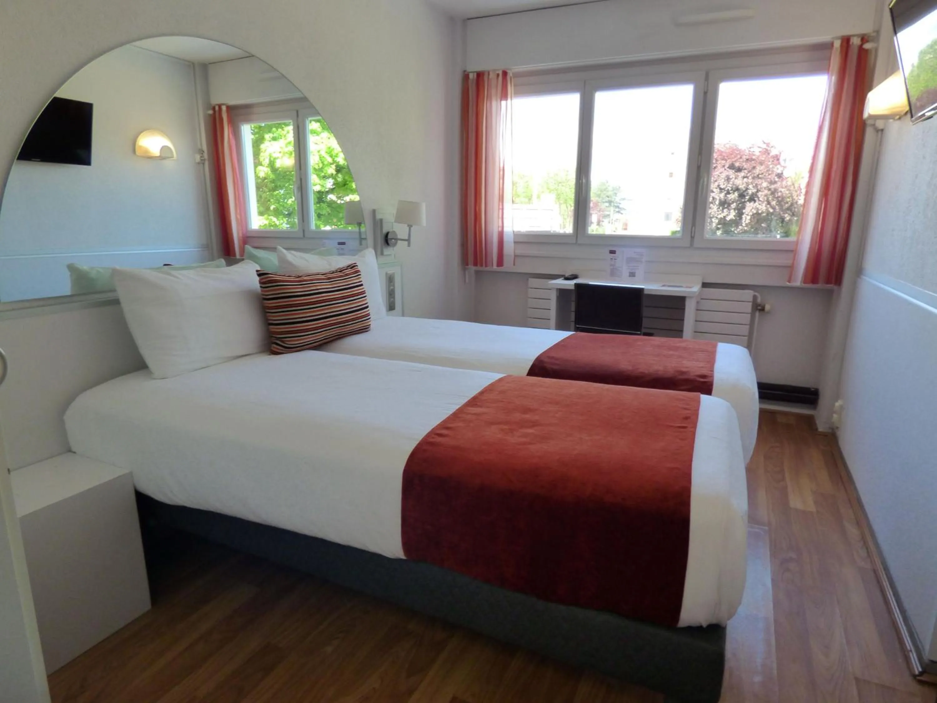 Bedroom, Bed in Cit'Hotel Escatel