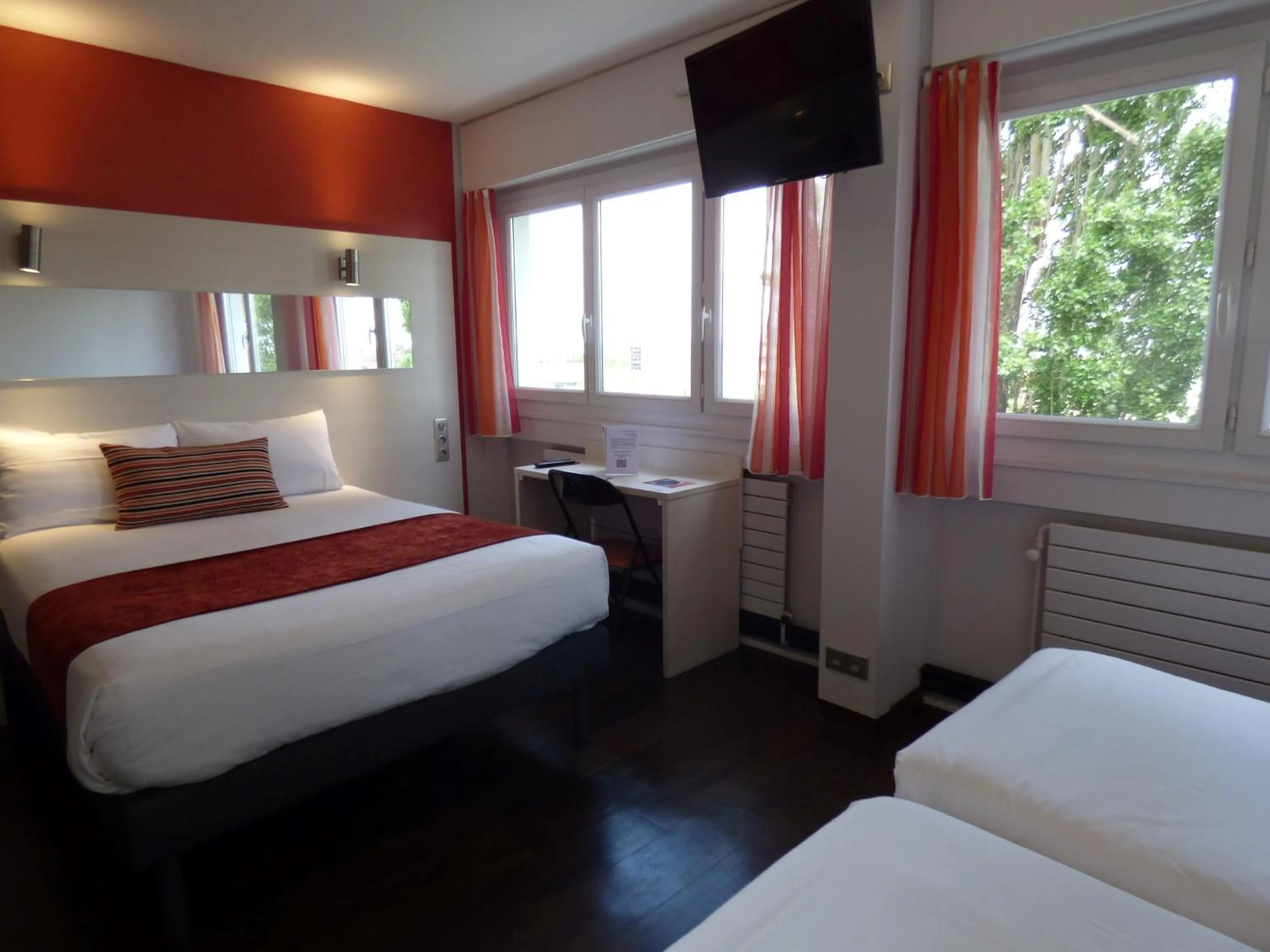 Bedroom, Bed in Cit'Hotel Escatel