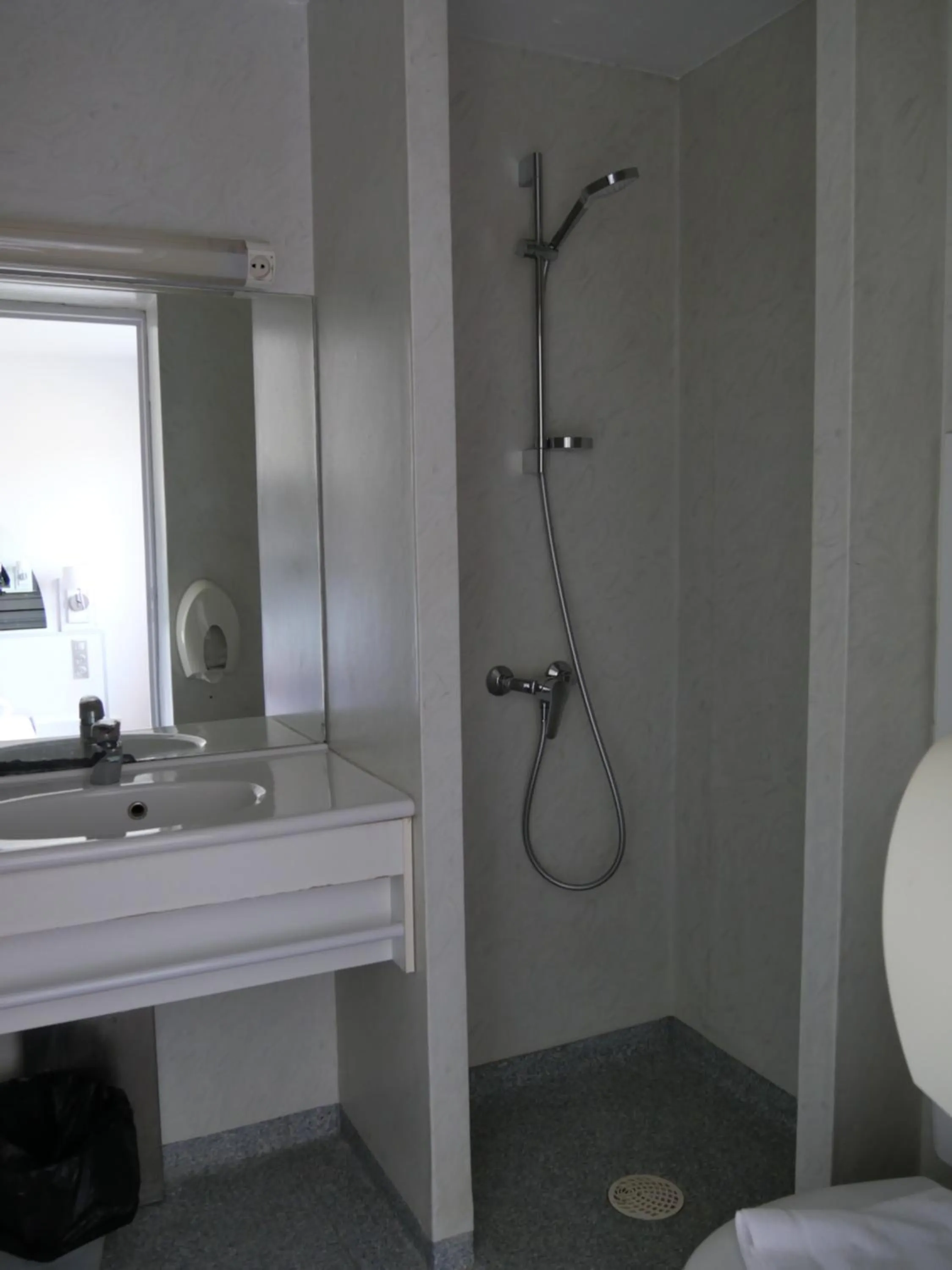 Shower in Cit'Hotel Escatel