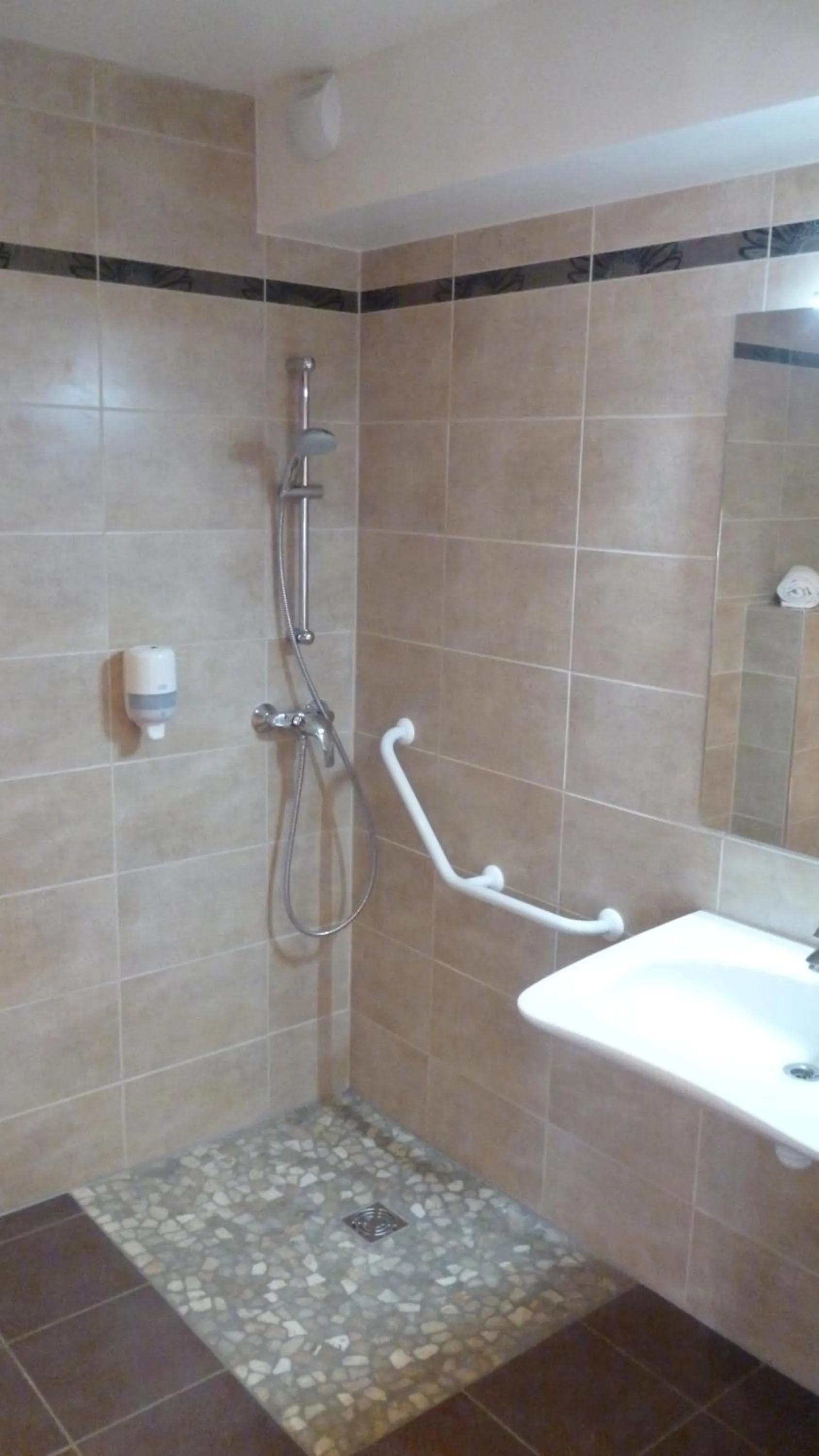 Bathroom in Cit'Hotel Escatel