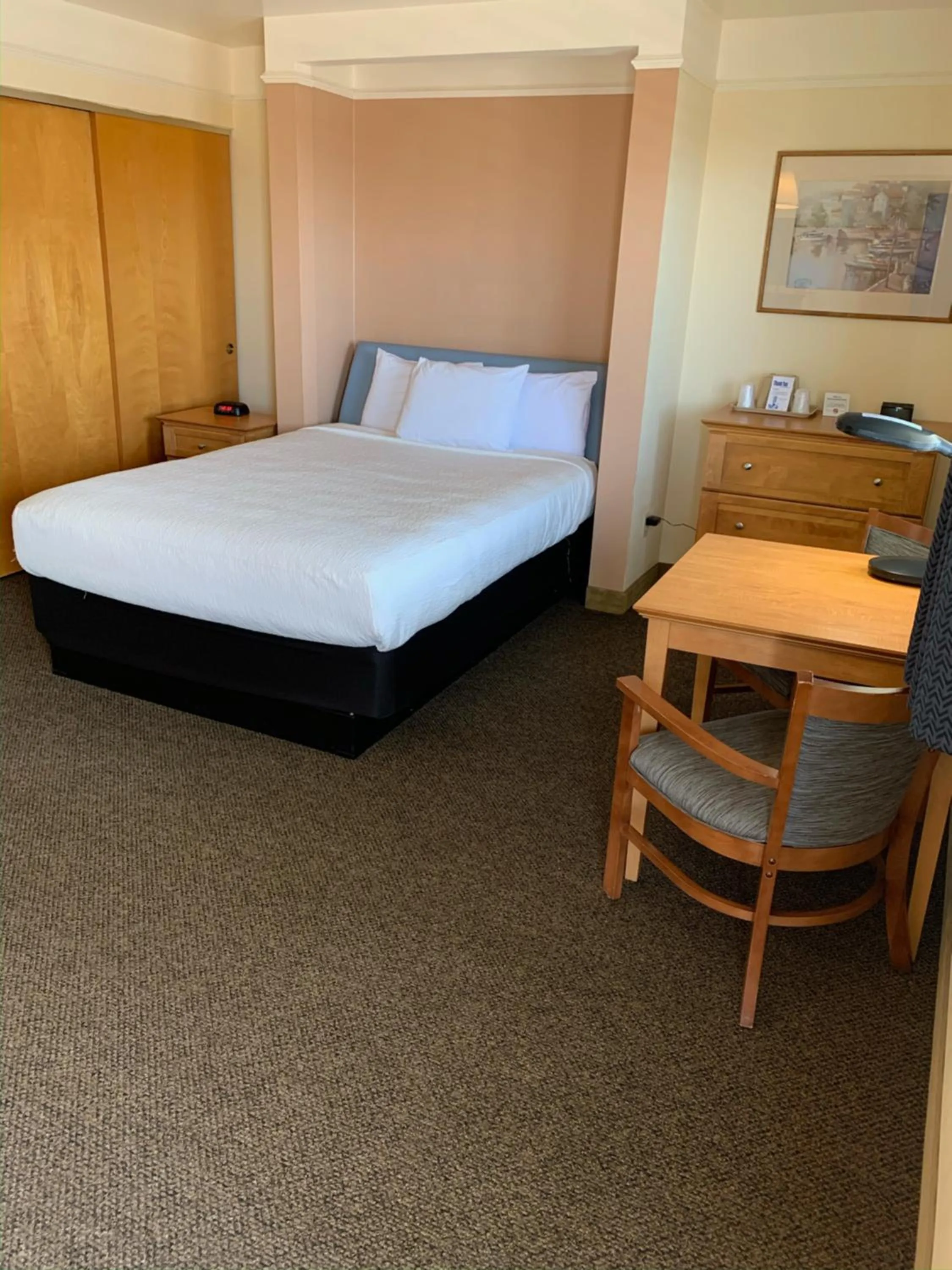 Bed in Seabird Lodge Fort Bragg