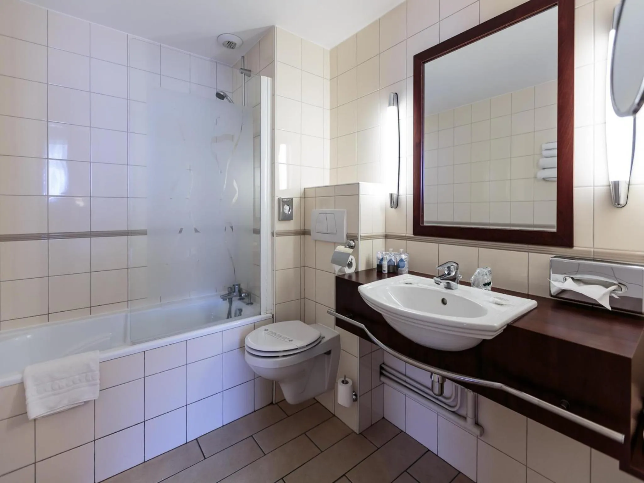 Shower in Kyriad Prestige Hotel Clermont-Ferrand