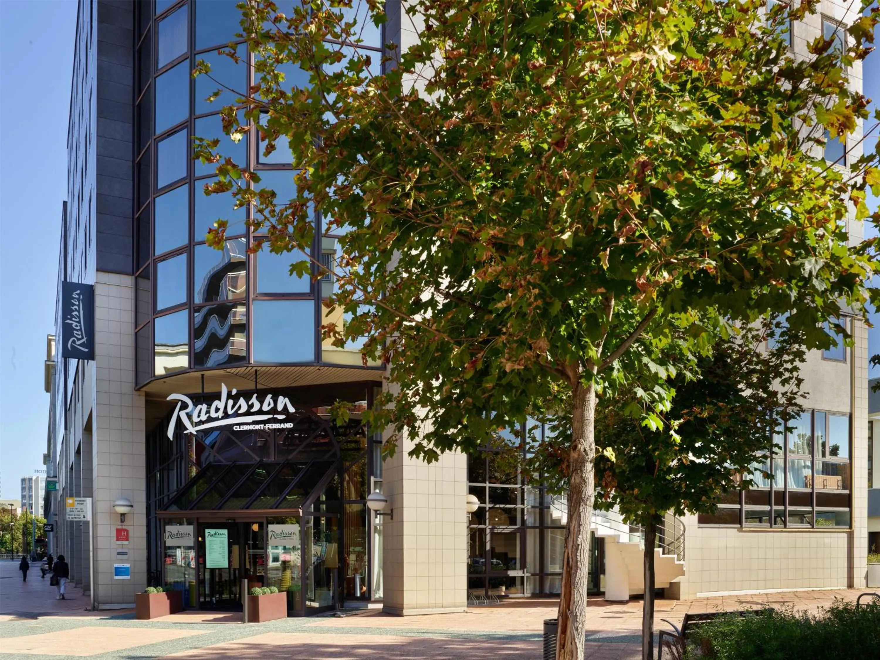 Property building in Radisson Hotel Clermont-Ferrand
