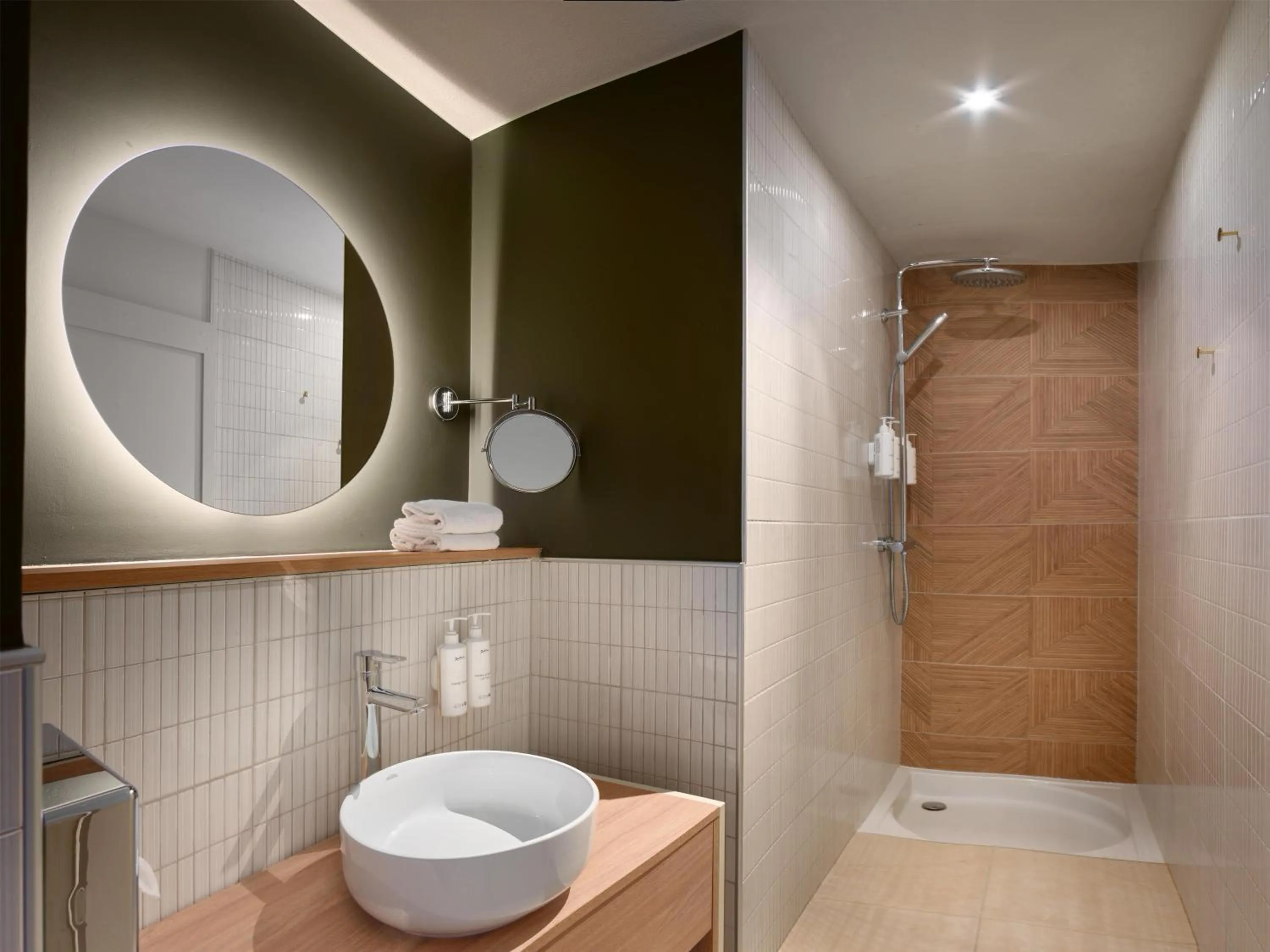 Bathroom in Radisson Hotel Clermont-Ferrand