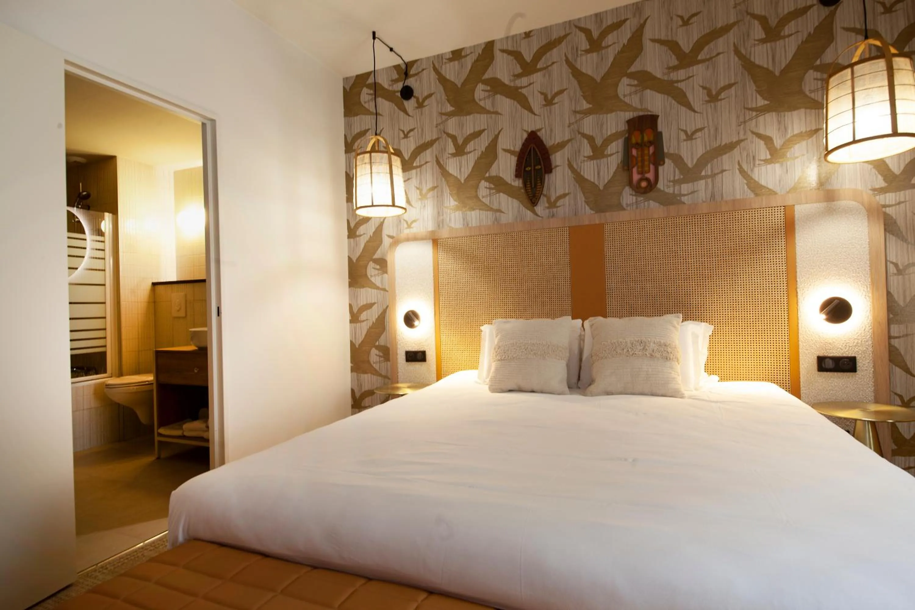 Property building, Bed in Kyriad Prestige Hotel Clermont-Ferrand