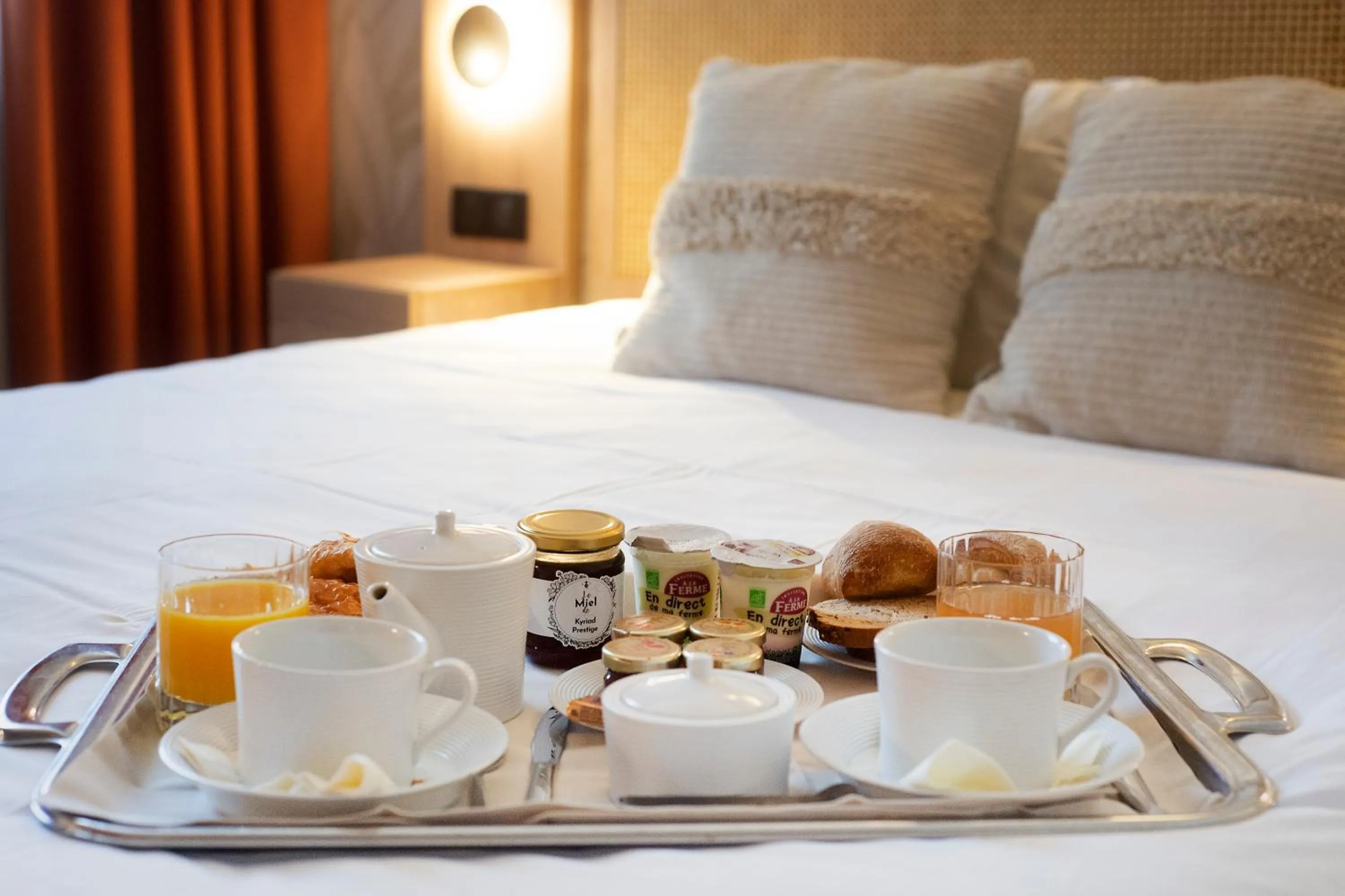 Bed in Kyriad Prestige Hotel Clermont-Ferrand