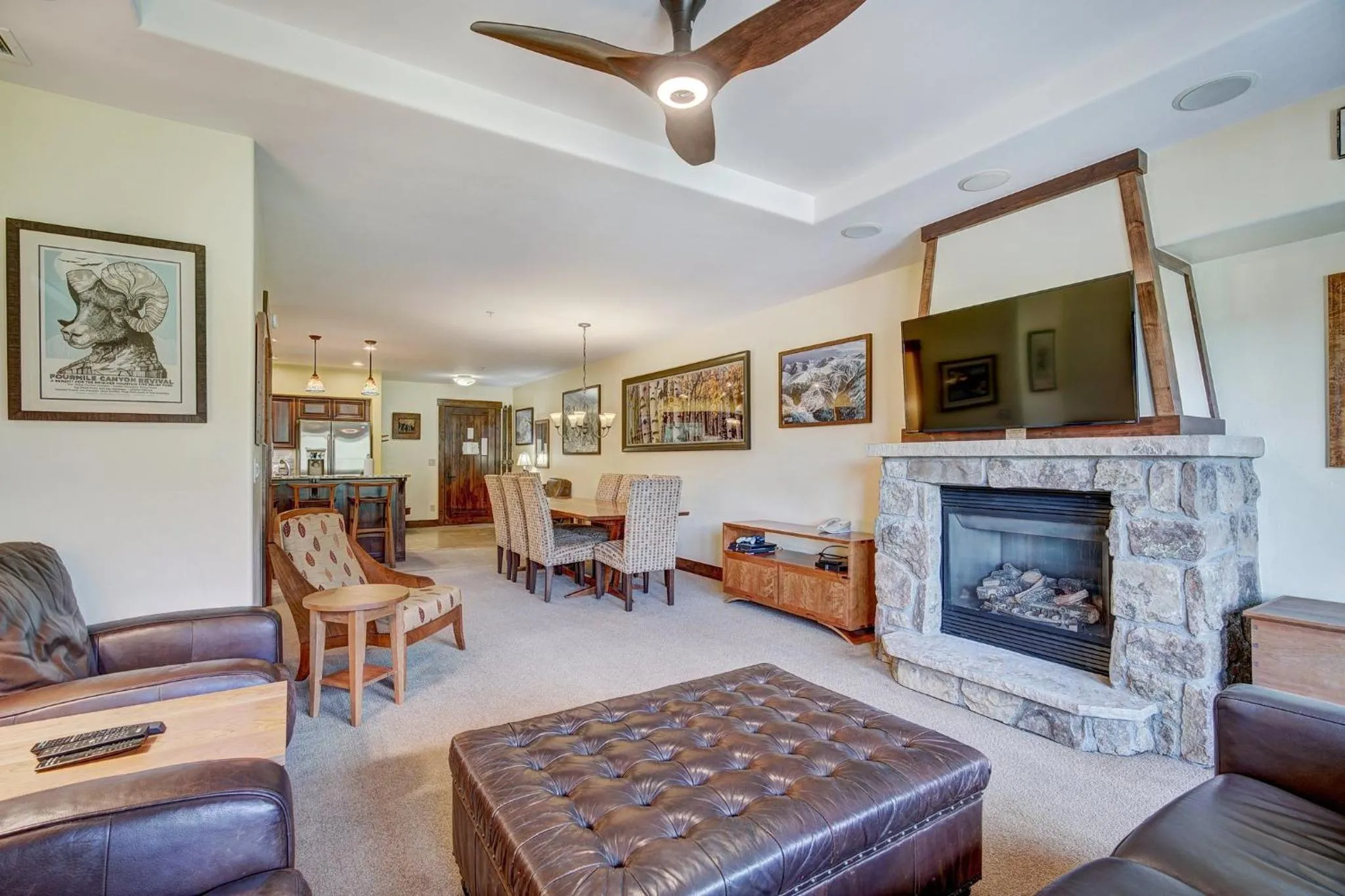 Living room in Crystal Peak Lodge By Vail Resorts