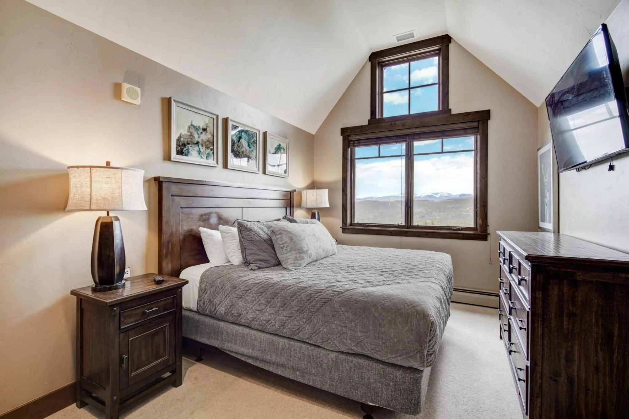 Bedroom, Bed in Crystal Peak Lodge By Vail Resorts