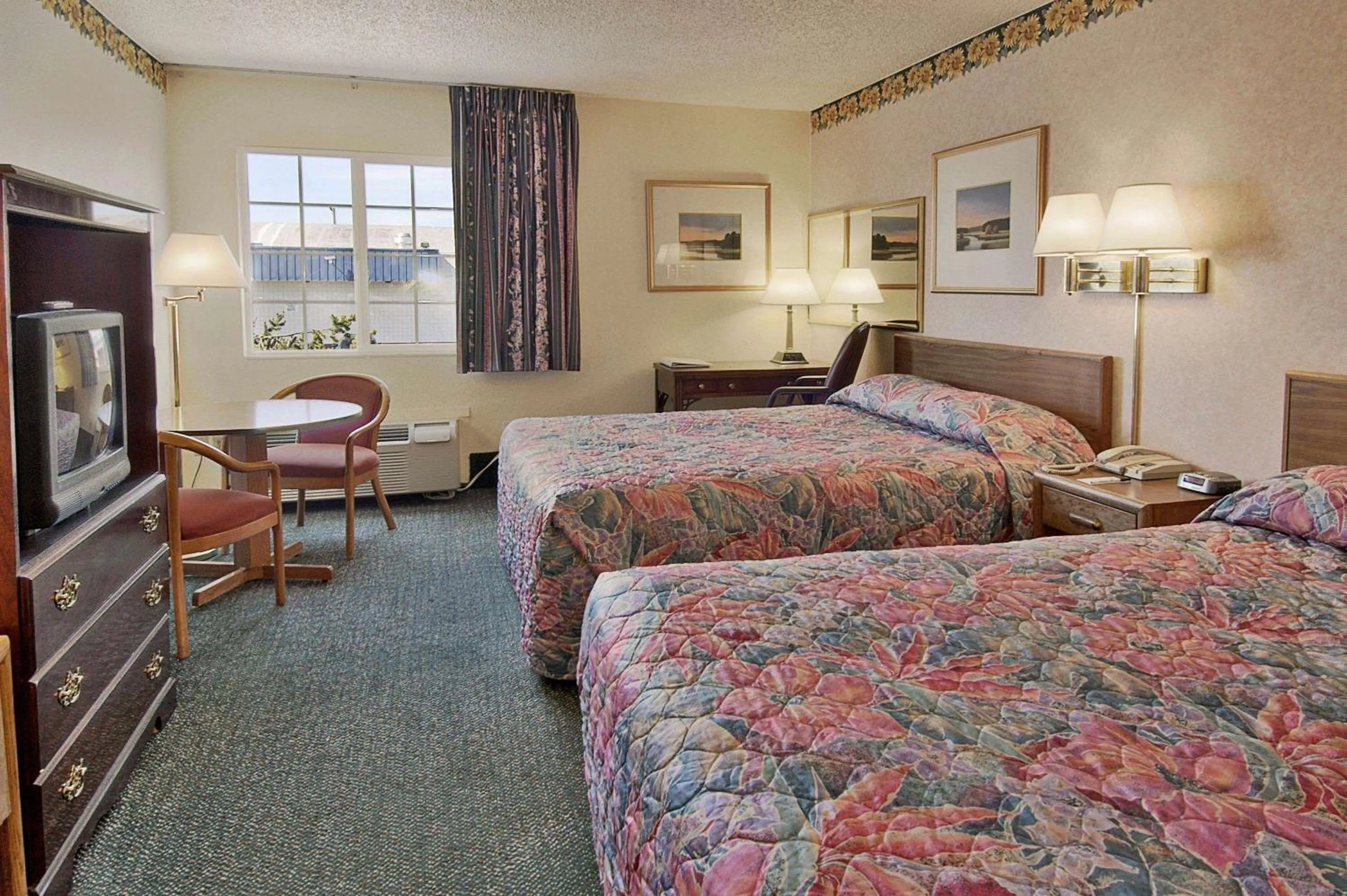 Photo of the whole room, Bed in Days Inn by Wyndham Mt. Vernon