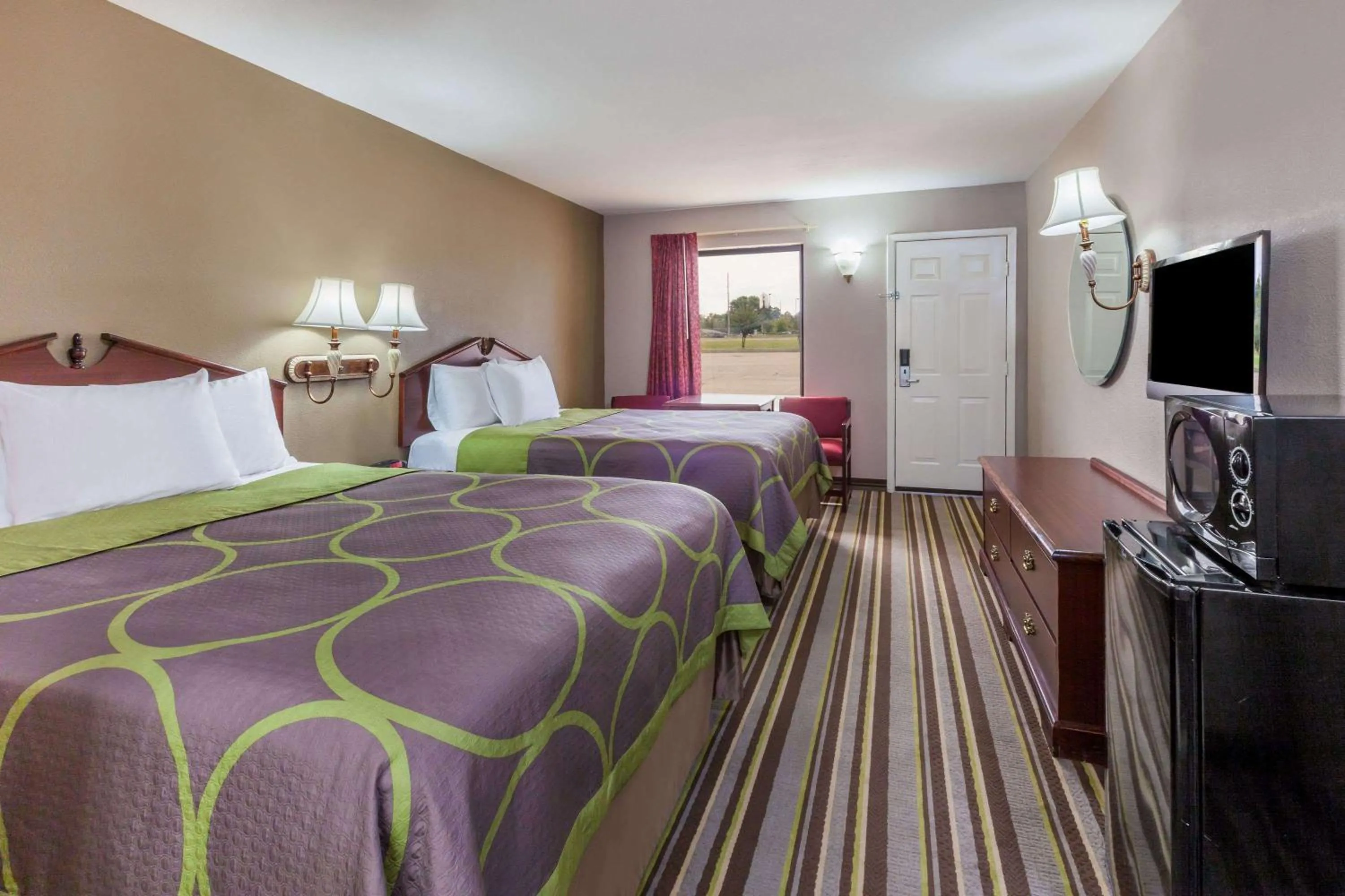 Bedroom, Bed in Super 8 by Wyndham Mt. Pleasant TX