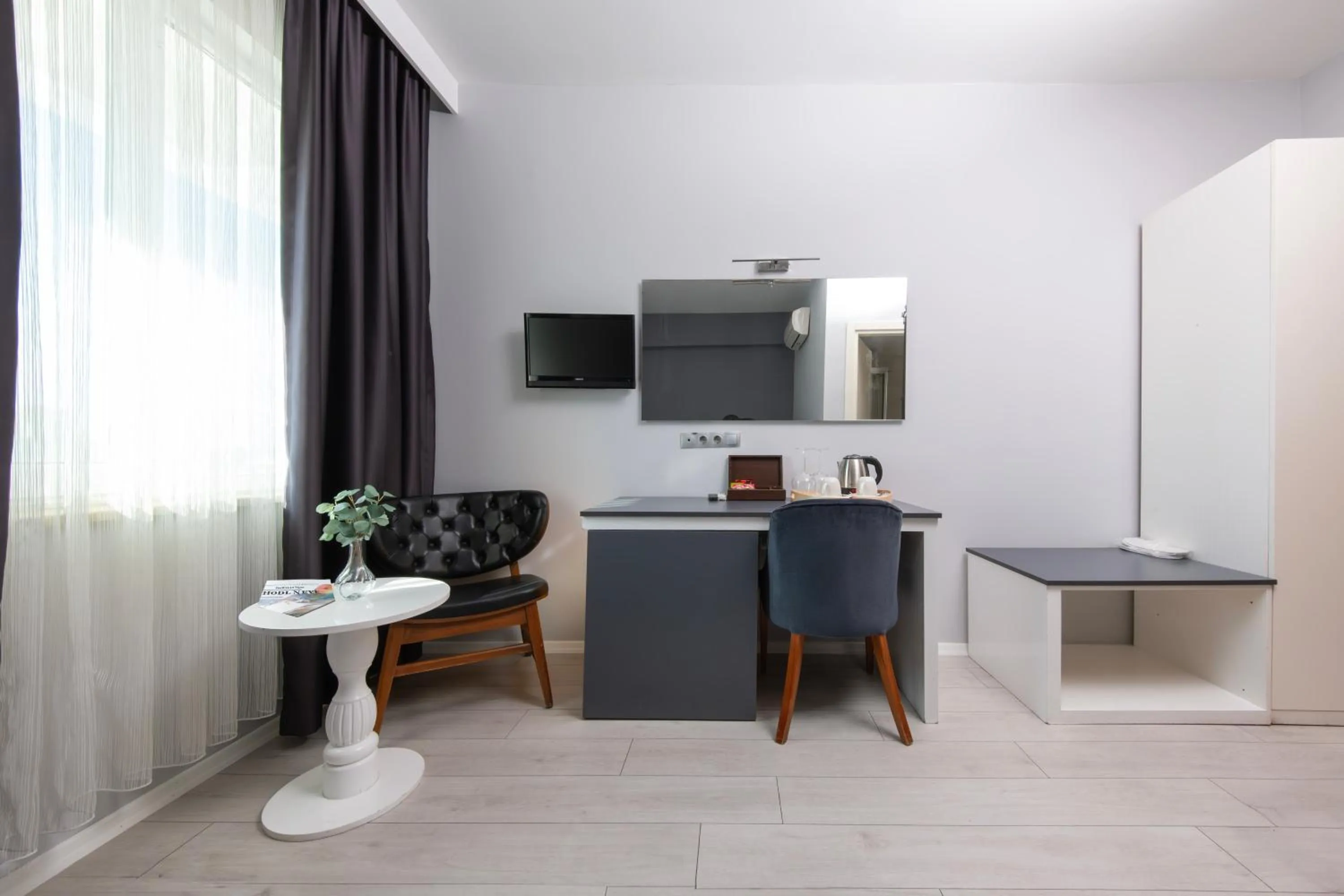 Communal lounge/ TV room in Expo Park Hotel