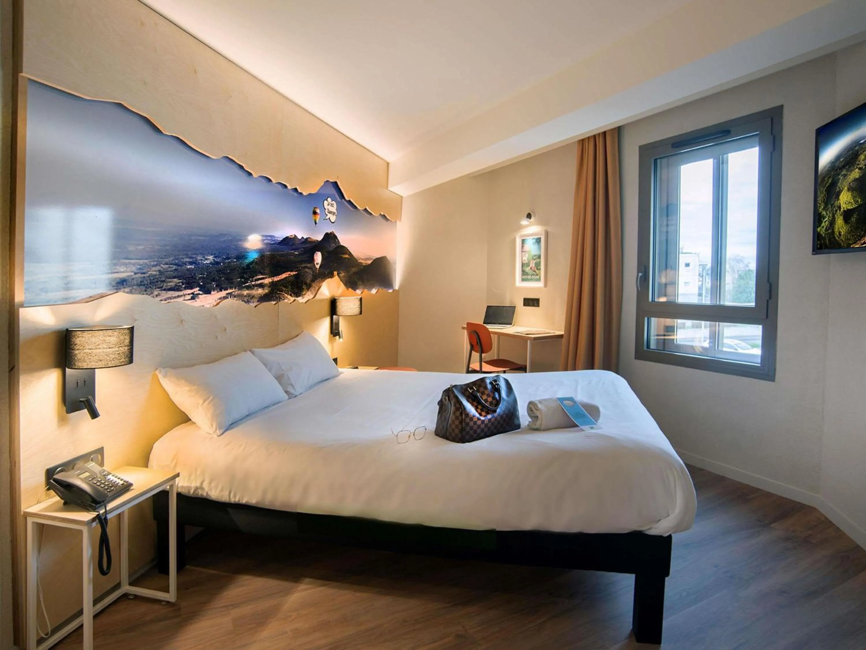 Bedroom, Bed in ibis Styles Clermont-Ferrand Aéroport