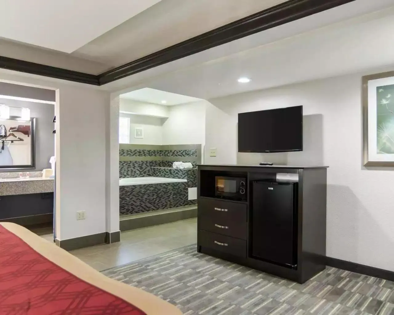 TV and multimedia in Econo Lodge Russellville I-40