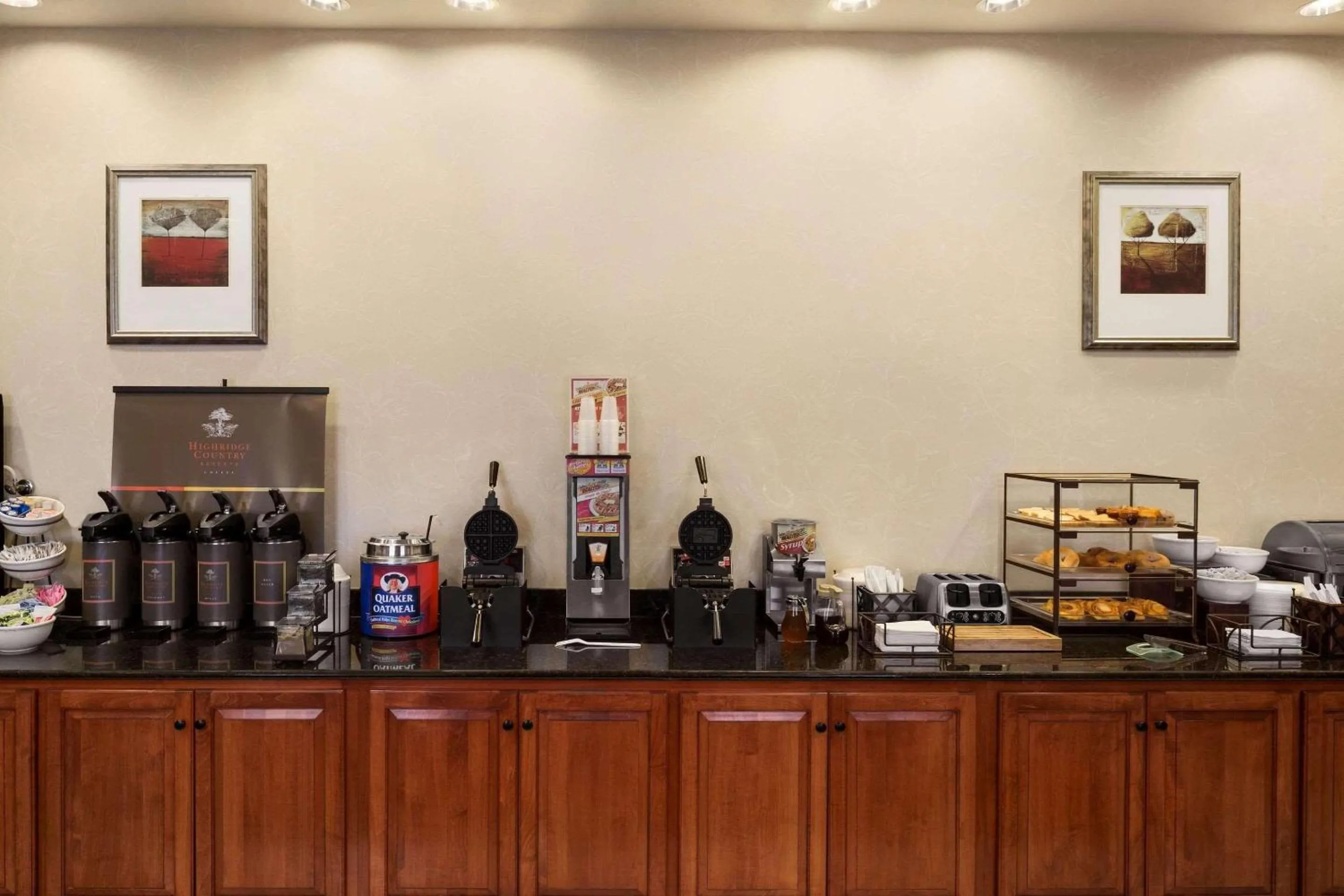 Breakfast in Country Inn & Suites by Radisson, Crestview, FL