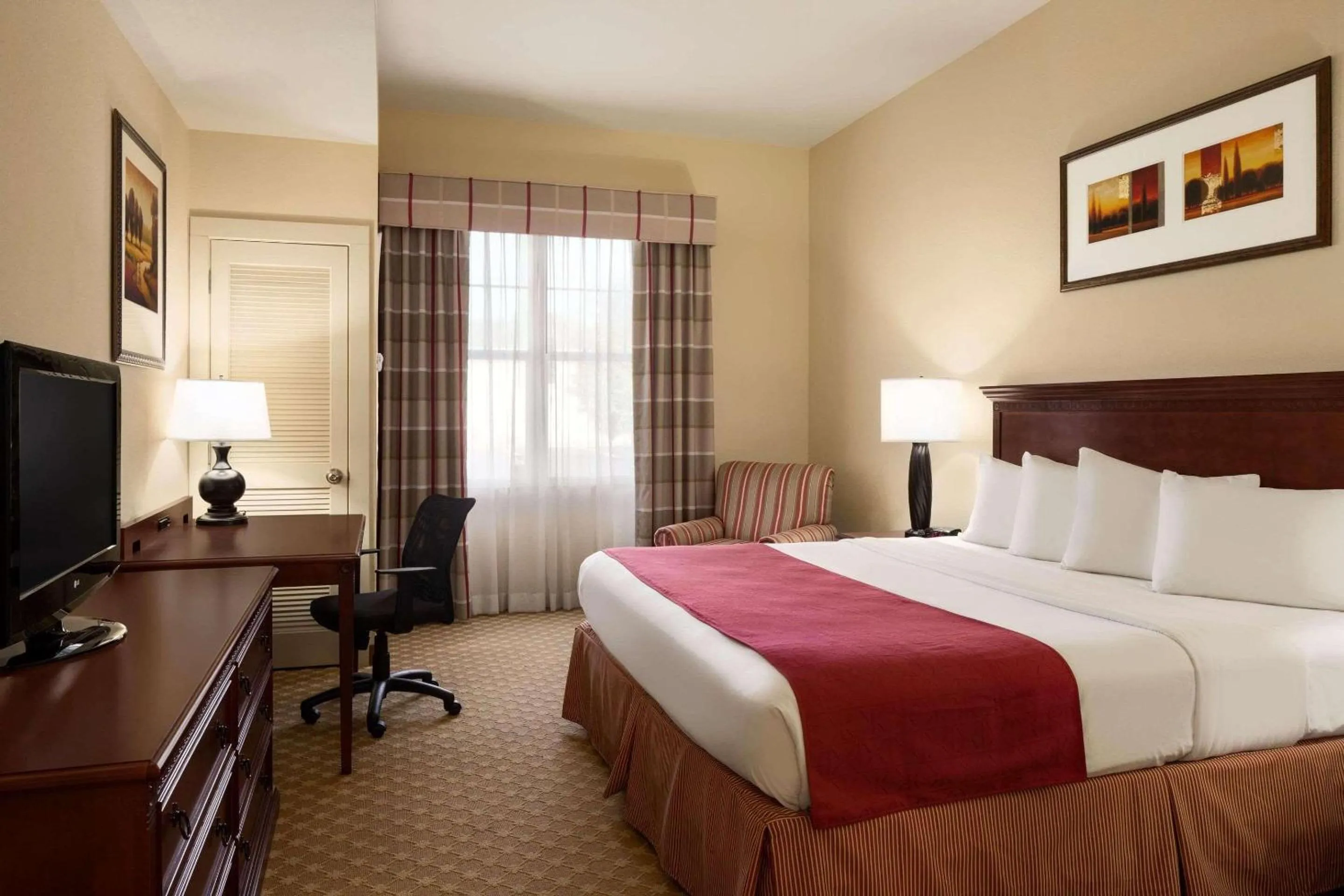 Bedroom, Bed in Country Inn & Suites by Radisson, Crestview, FL