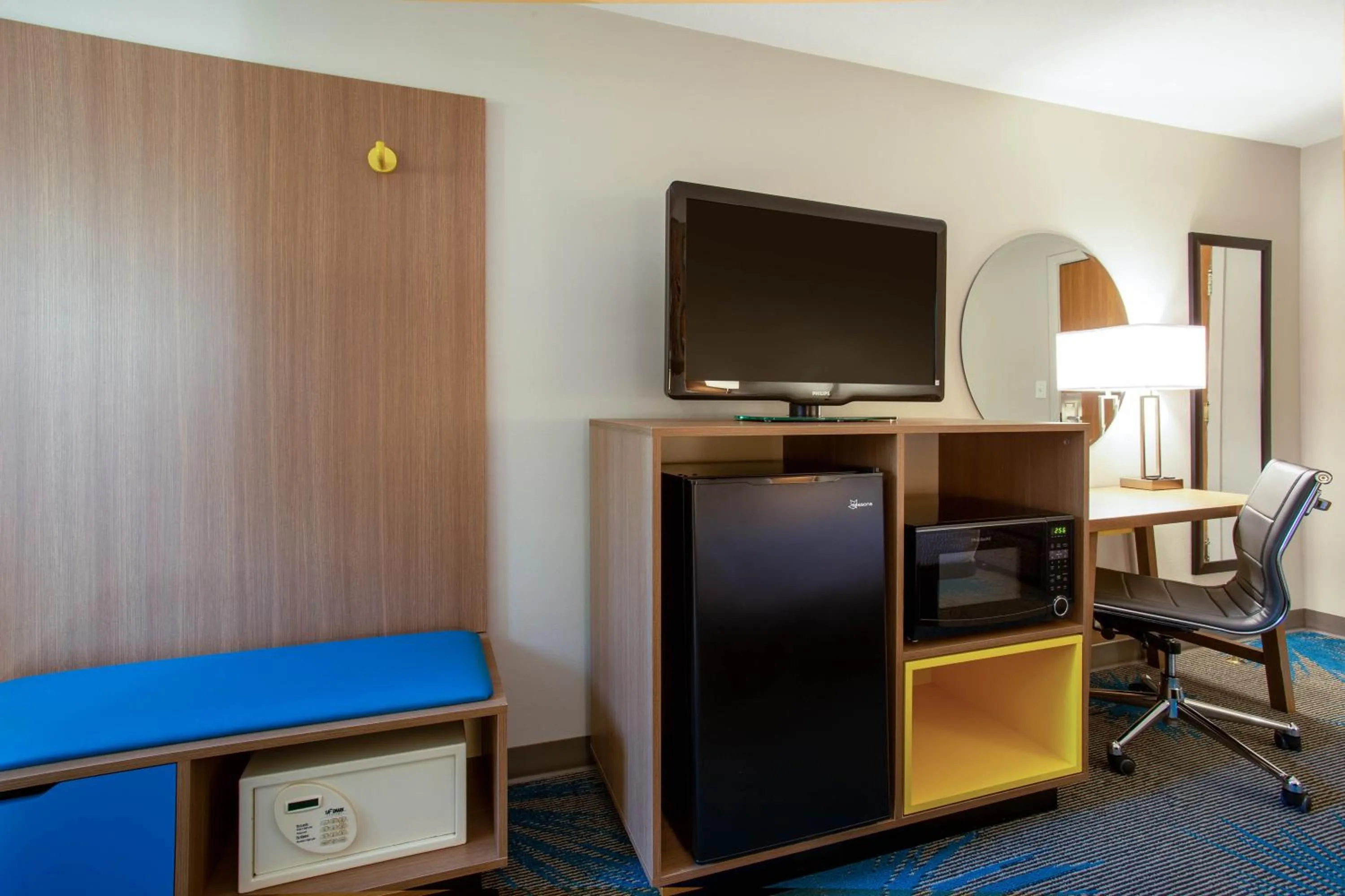 TV and multimedia in Days Inn by Wyndham Marquette