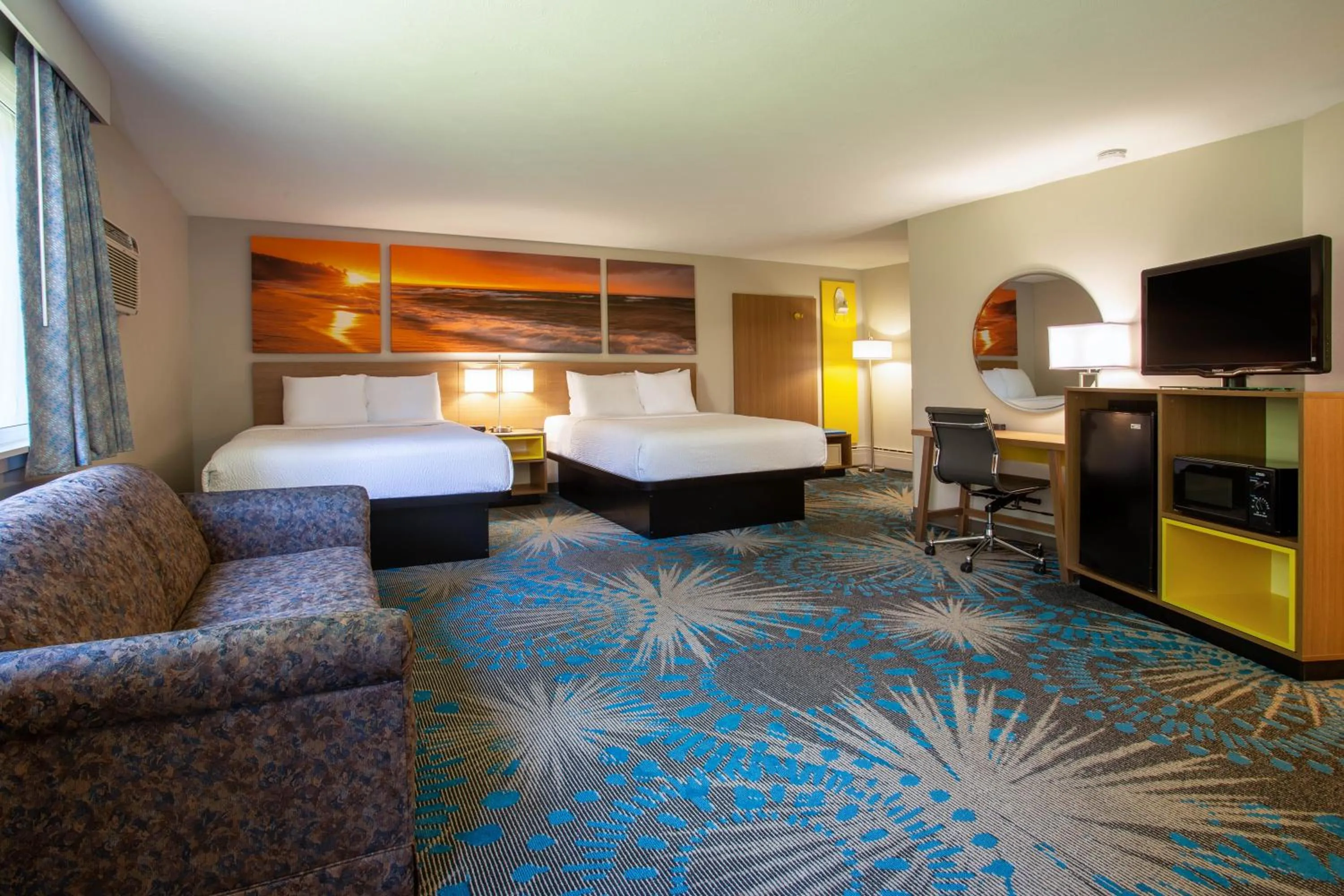 Photo of the whole room, Bed in Days Inn by Wyndham Marquette