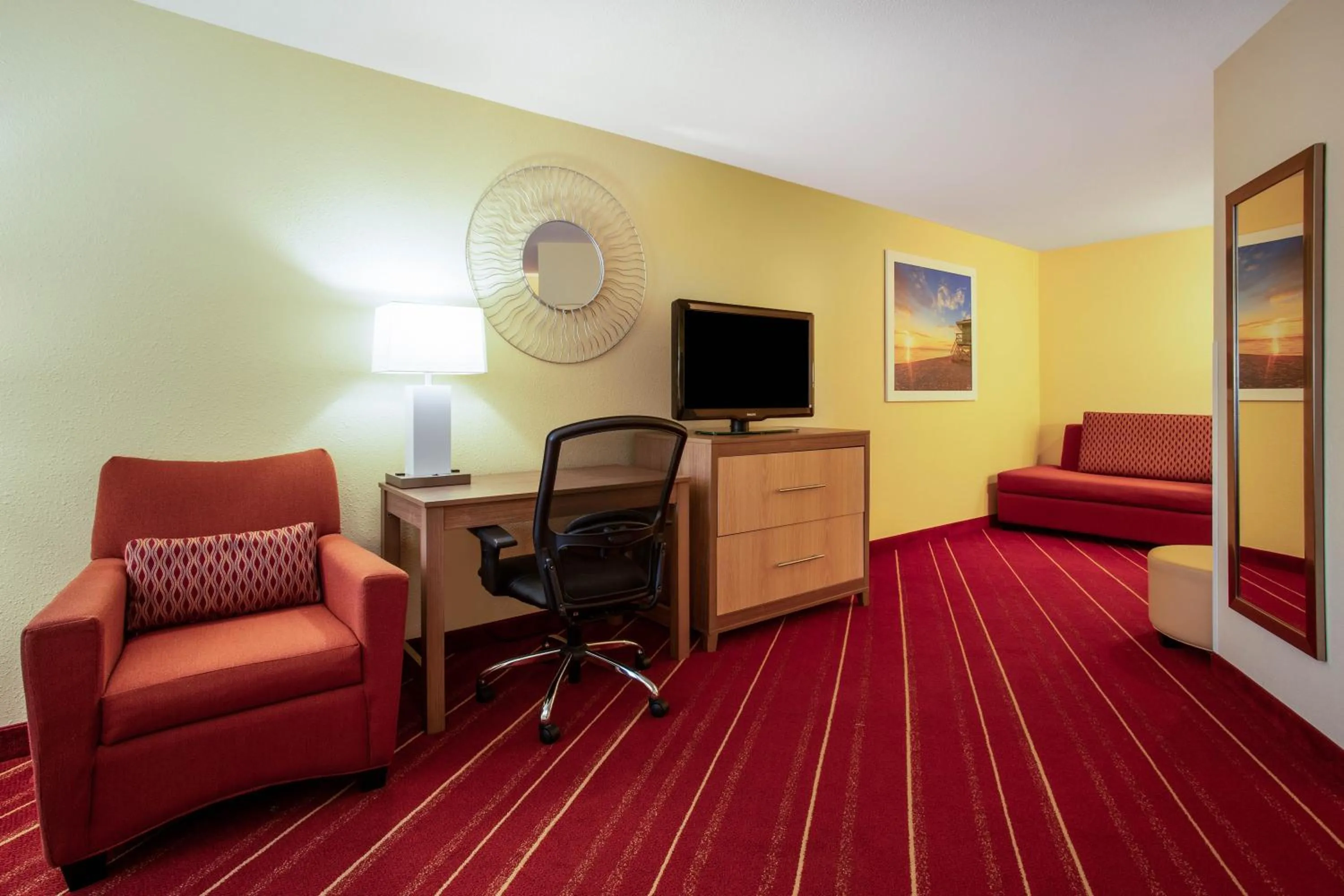 TV and multimedia in Days Inn by Wyndham Marquette