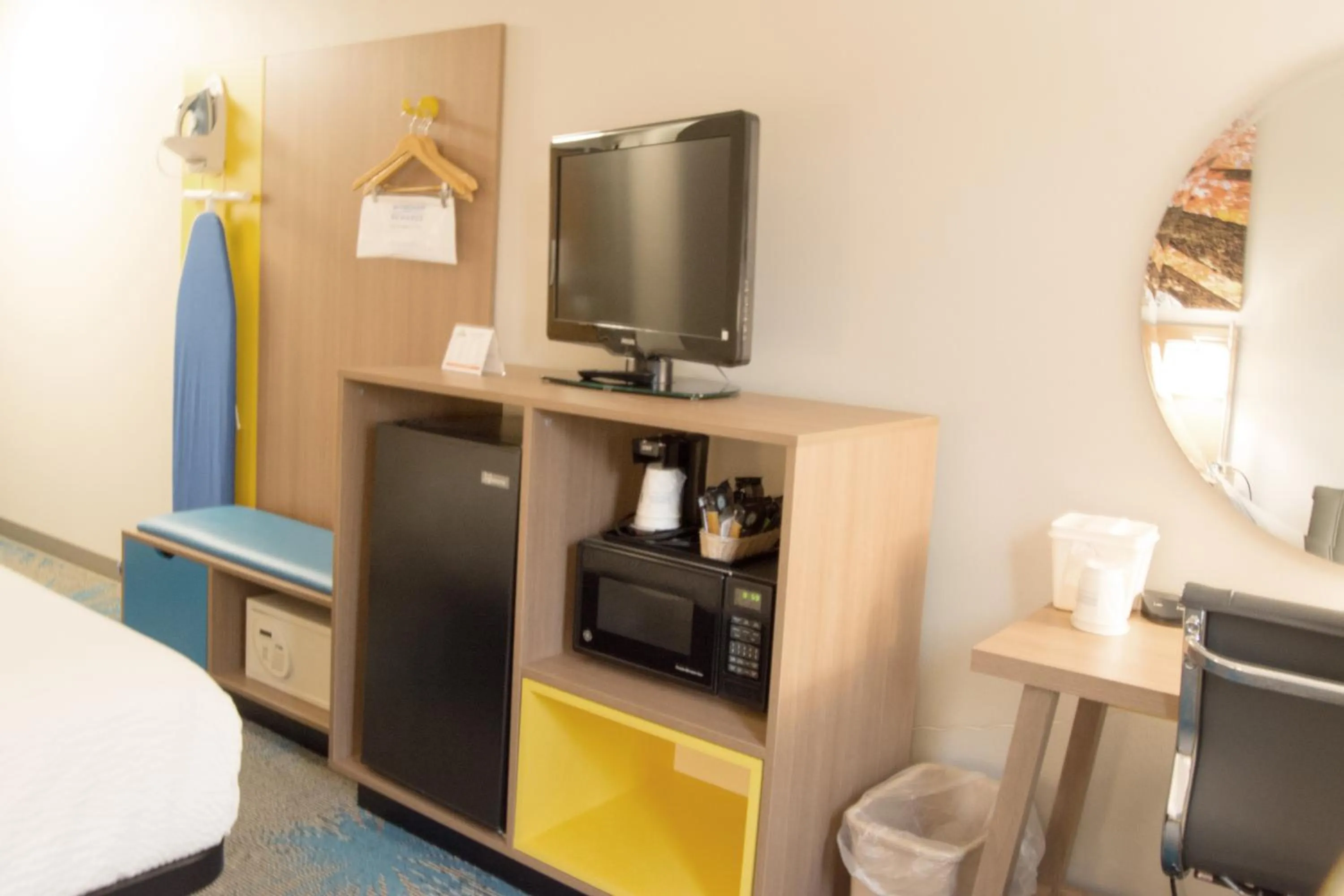 TV and multimedia in Days Inn by Wyndham Marquette