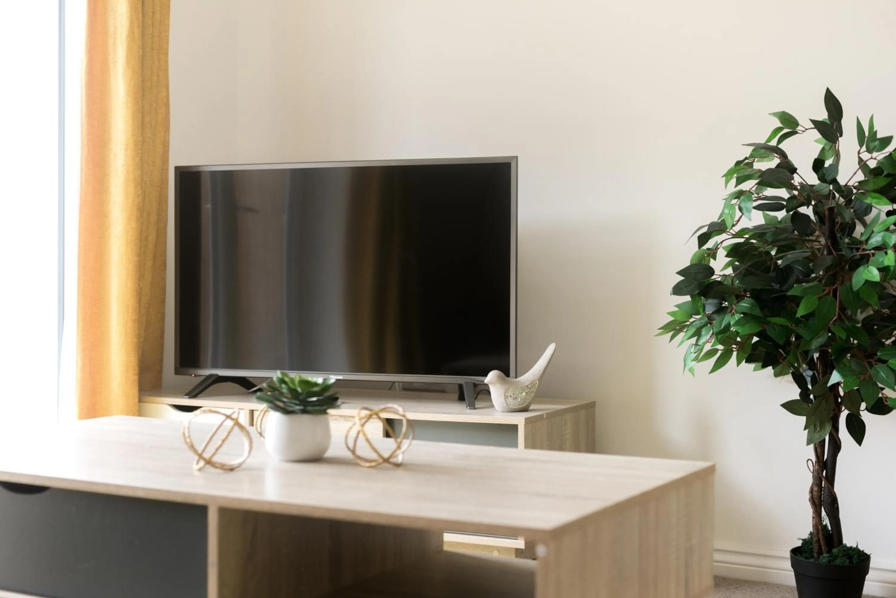 TV and multimedia in Hertford Serviced Apartments by Payman Club