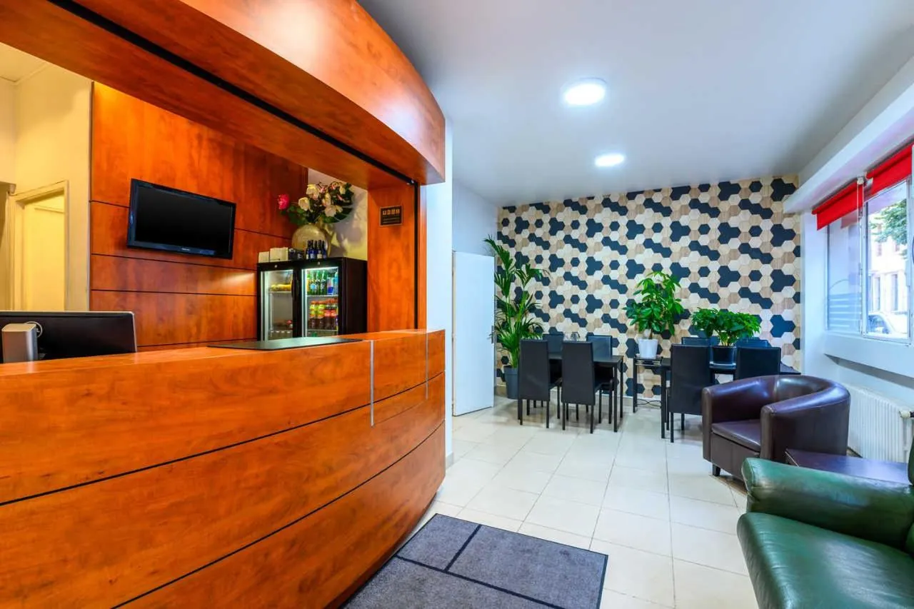 Staff in Comfort Hotel Rouen Alba