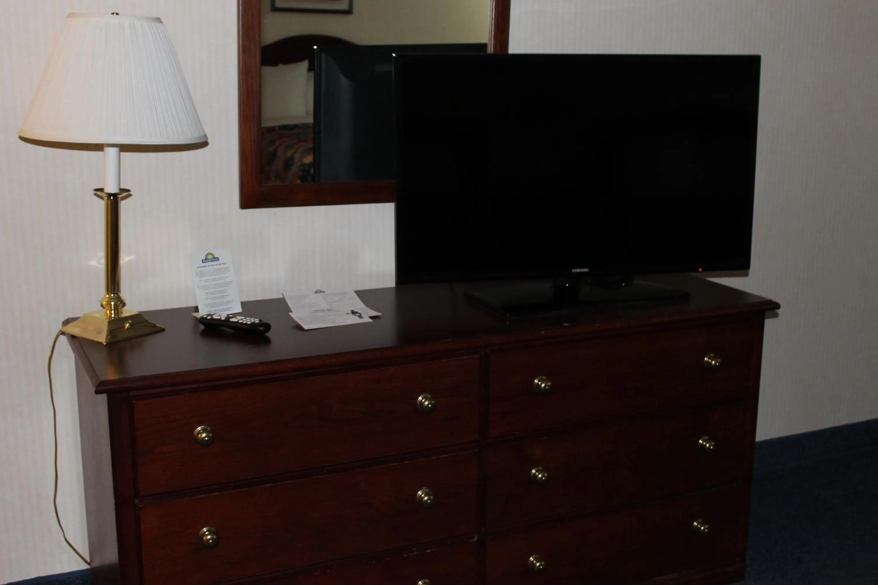 TV and multimedia in Days Inn by Wyndham Grayling