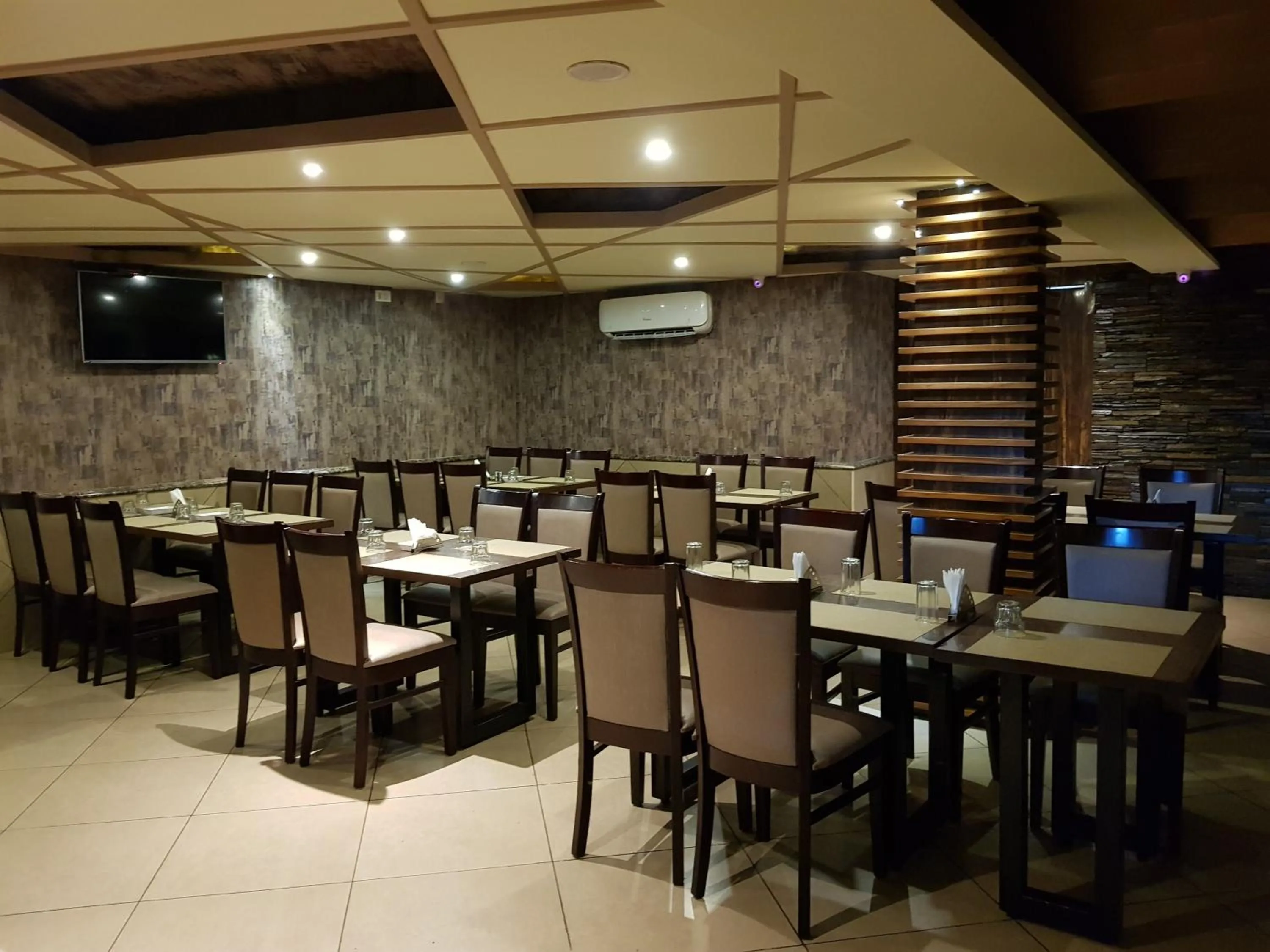 Restaurant/places to eat in Liza Regency